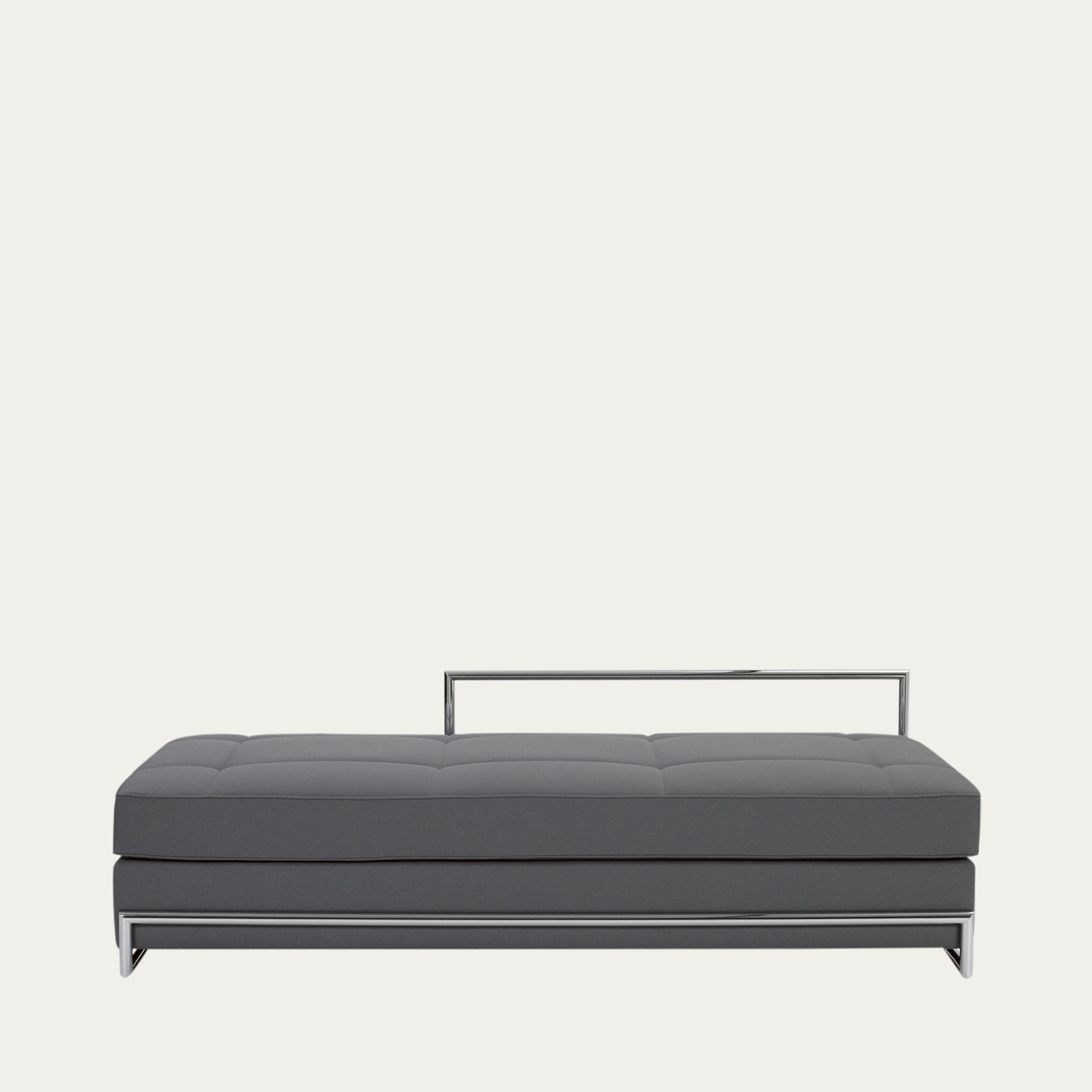 Day Bed von Eileen Gray 1925 in grauer Stoffausführung, klare Linien und charakteristisches Stahlrohrgestell