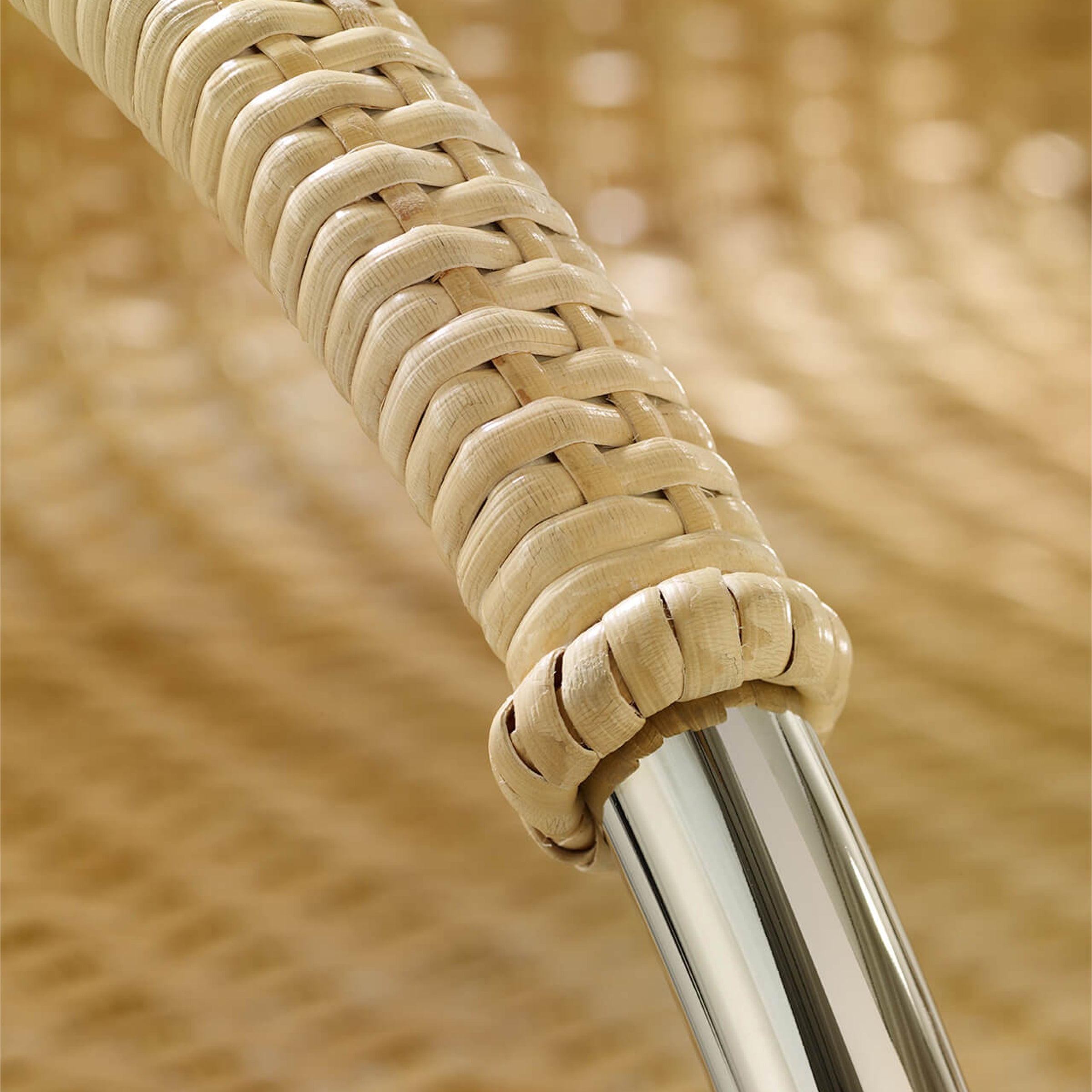 Makrodetail des handgeflochtenen Rattans am MR Chair ohne Armlehnen von Ludwig Mies van der Rohe, kombiniert mit poliertem Chromrohr