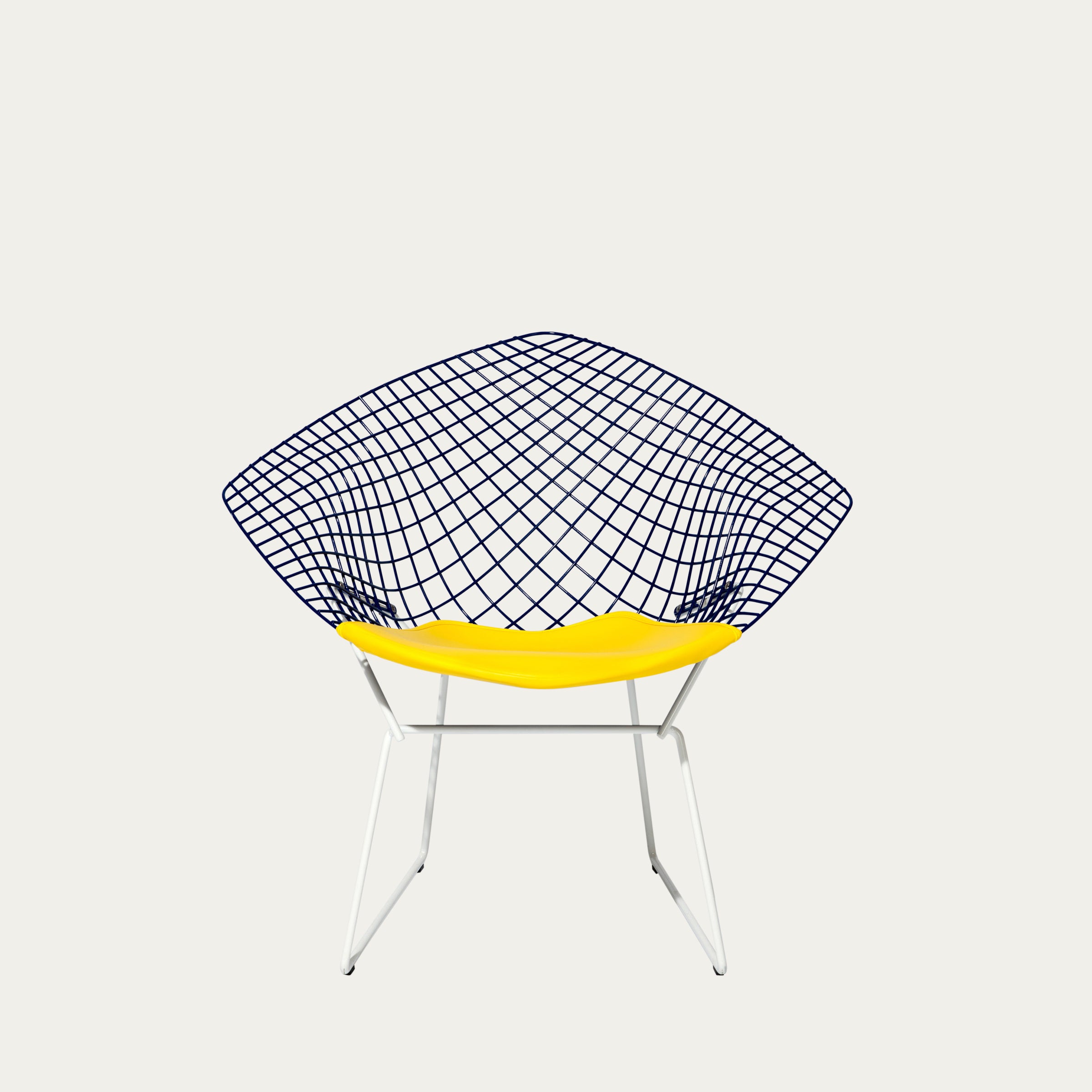Frontalansicht des Diamond Chairs mit kräftig gelbem Sitzpolster und tiefblauem Drahtgestell