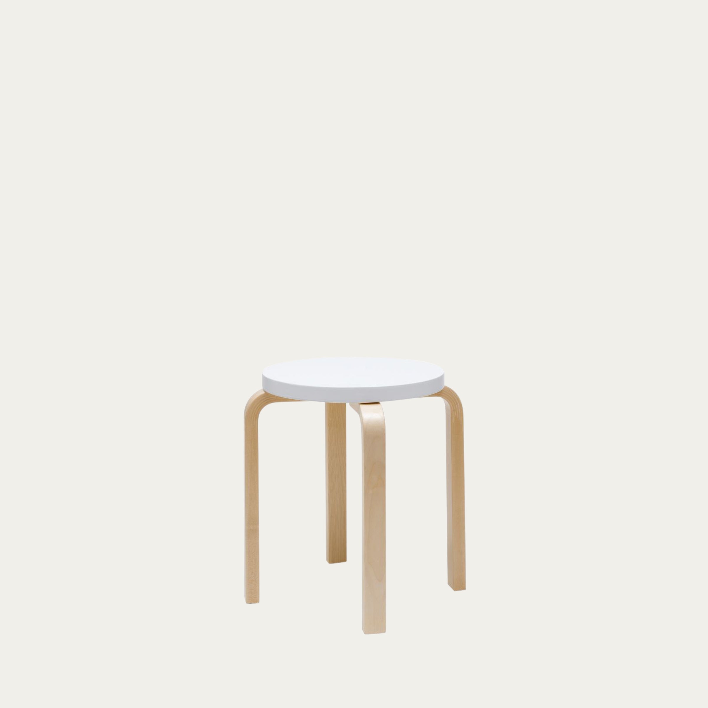 Weißer E60 Hocker von Alvar Aalto 1934 mit hellem Sperrholzgestell