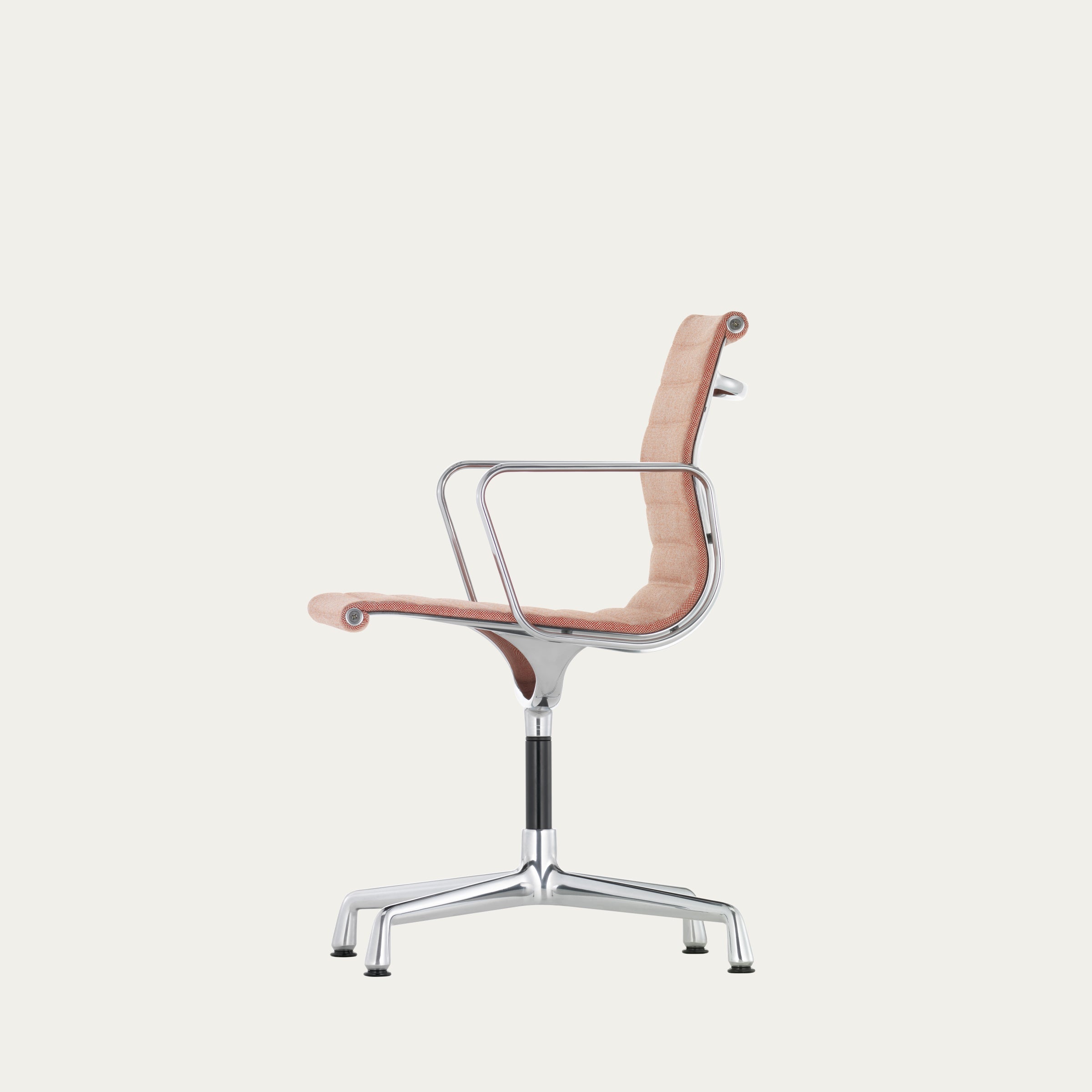 Seitenansicht des EA 101 Aluminium Bürostuhls von Charles & Ray Eames mit verchromtem Gestell und gepolsterter Sitzfläche im klassischen Mid-Century-Stil