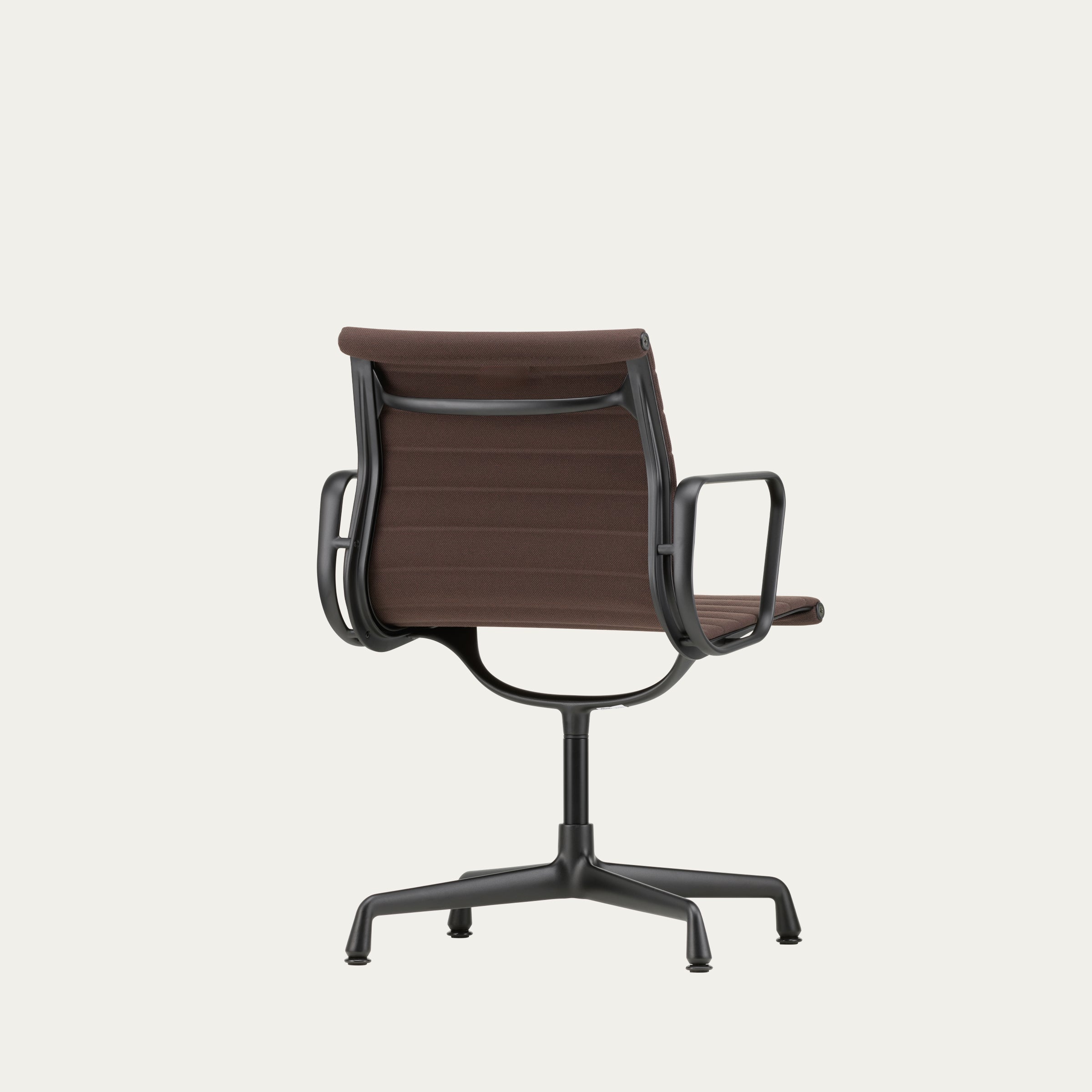 Rückansicht des EA 103 Aluminium Bürostuhls von Charles & Ray Eames mit dunklem Gestell und hochwertiger Stoffpolsterung