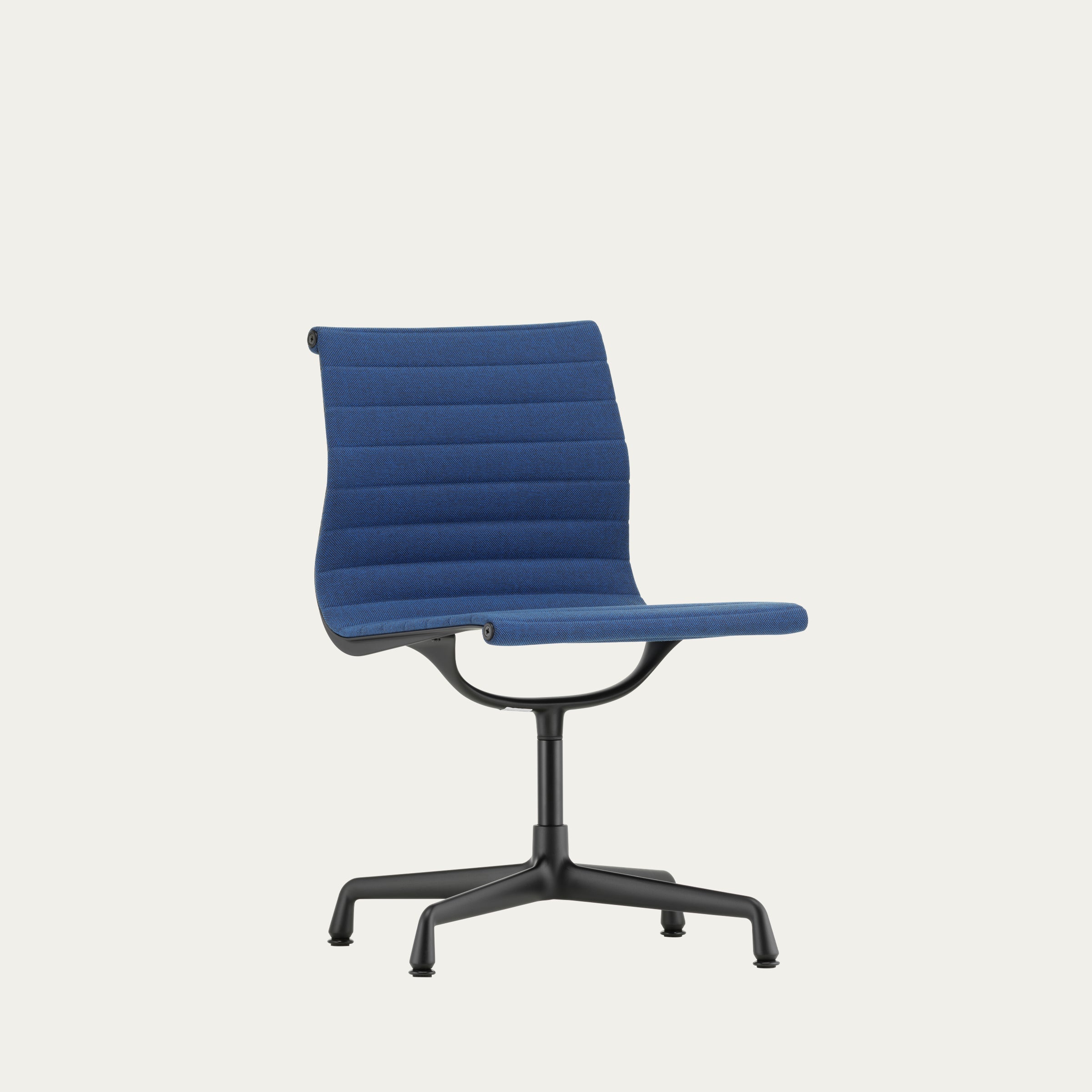 Frontansicht des EA 104 Aluminium Bürostuhls von Charles & Ray Eames mit reduzierter Form und Stoffpolster