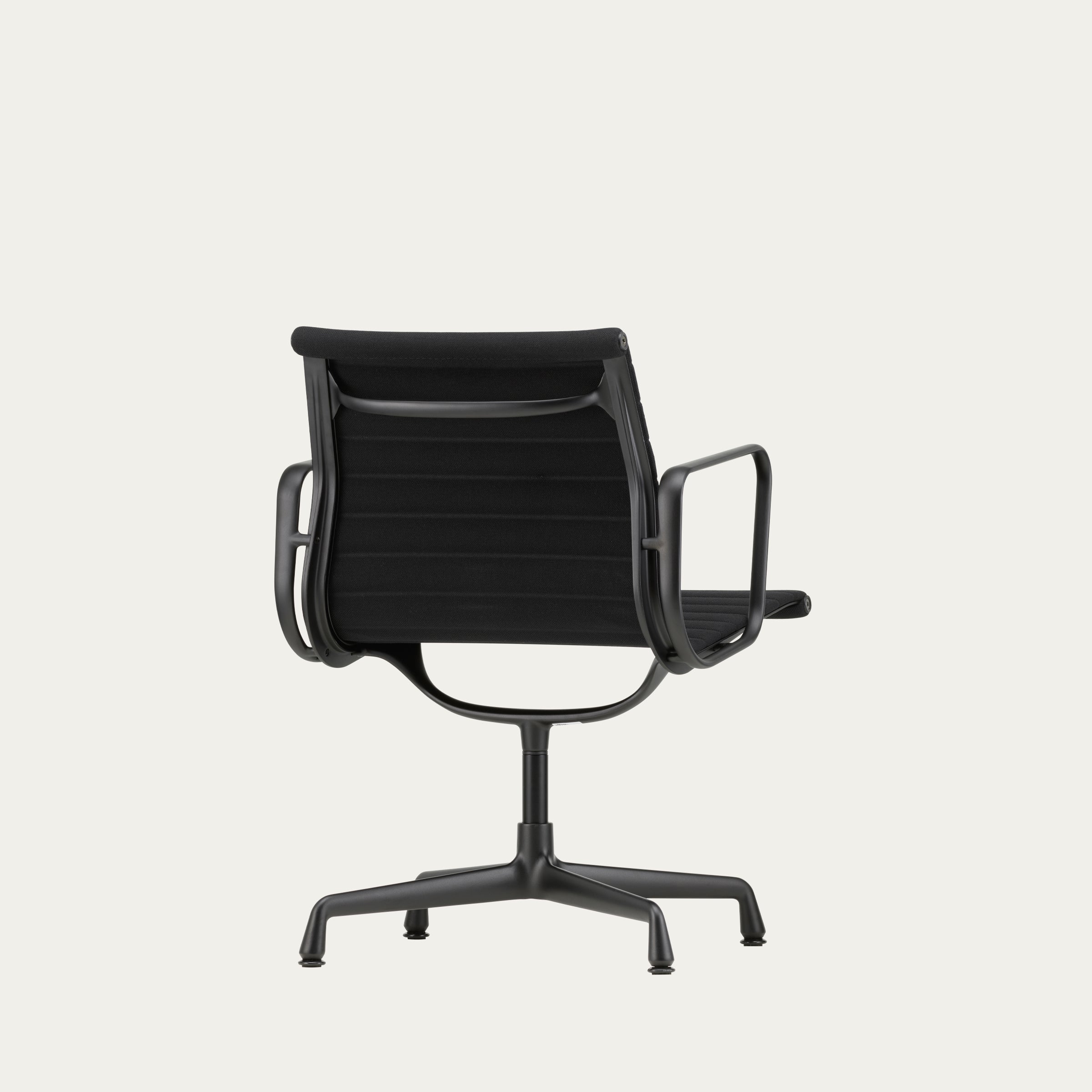 Rückansicht des EA 105 Aluminium Bürostuhls von Charles & Ray Eames mit schwarzem Gestell und Armlehnen