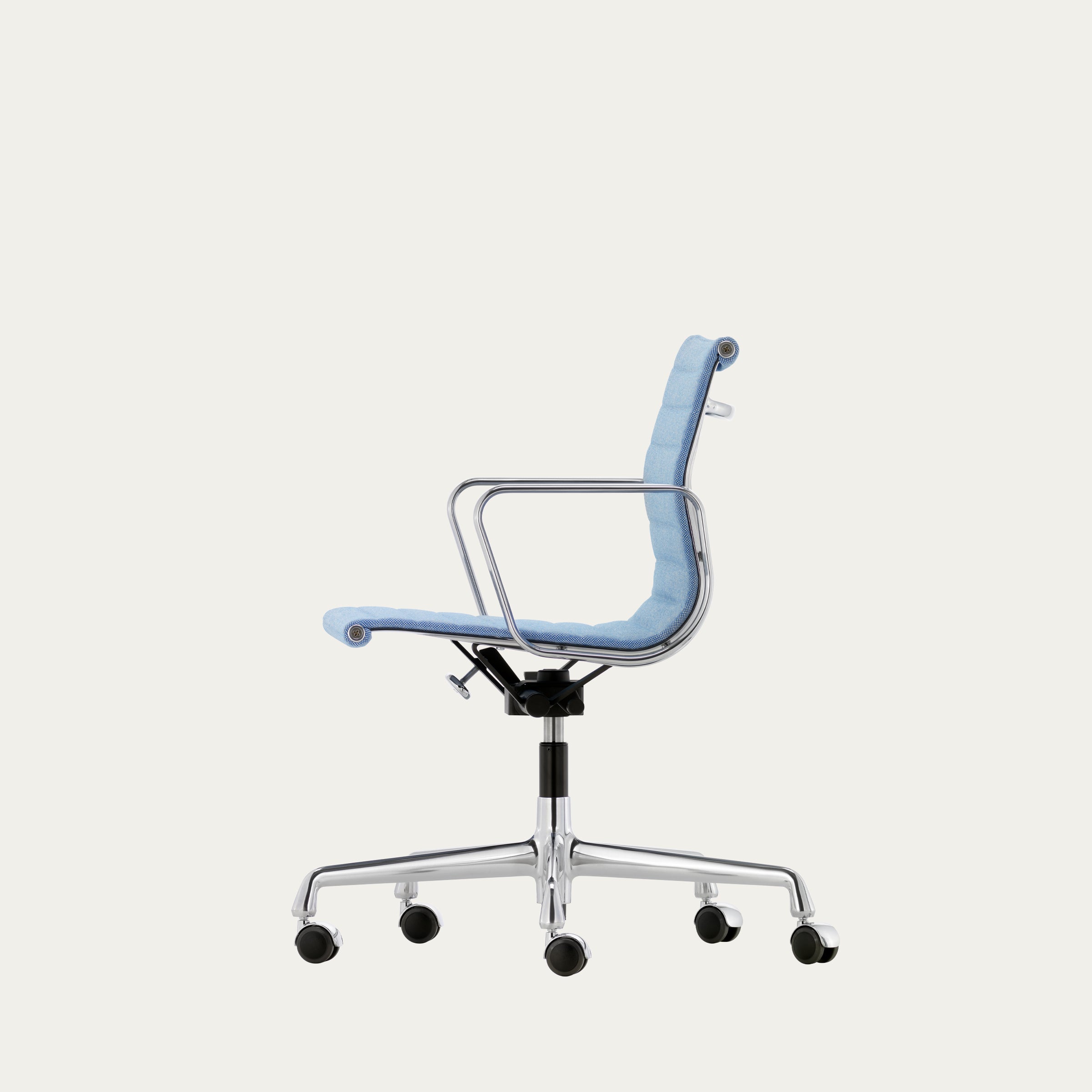 Seitenansicht des EA 117 Aluminium Bürostuhls von Charles & Ray Eames mit hoher Rückenlehne, Stoffpolster und Aluminiumgestell