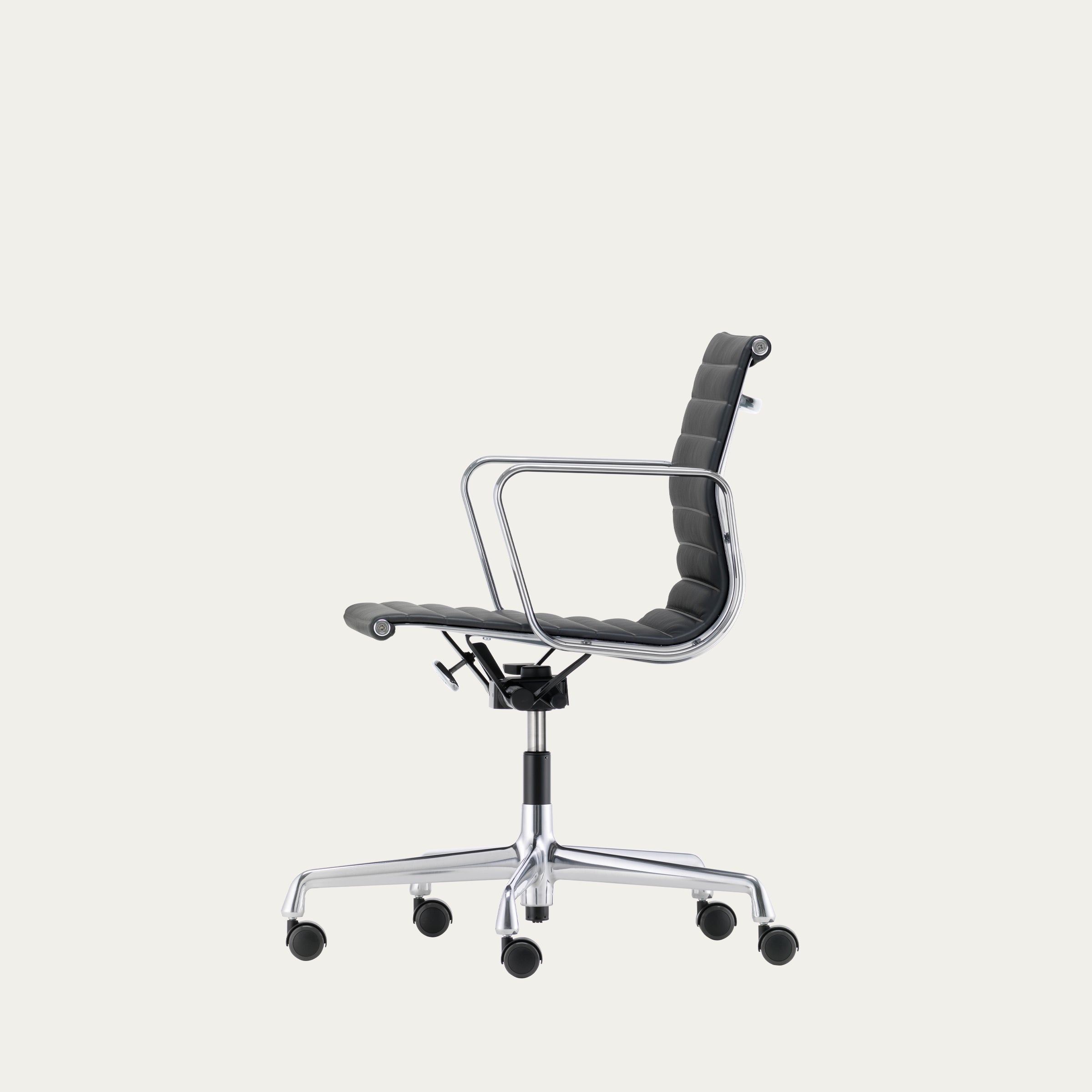 Seitenansicht des Aluminium-Bürostuhls EA 118 von Charles & Ray Eames mit schwarzem Stoffbezug und Rollenfuß.