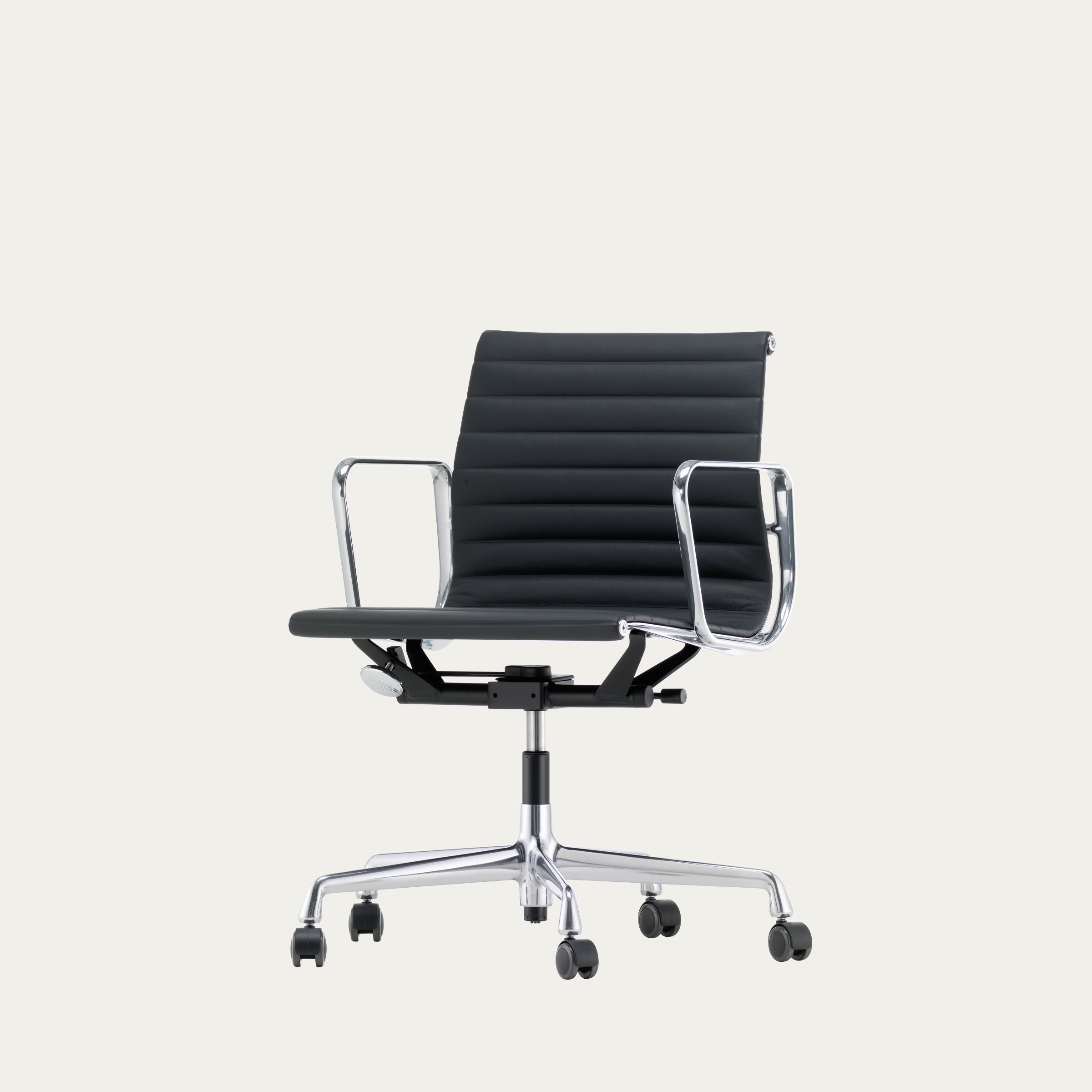 Schrägansicht des EA 118 Aluminium Chairs von Charles & Ray Eames mit Stoffpolsterung und Aluminiumarmlehnen