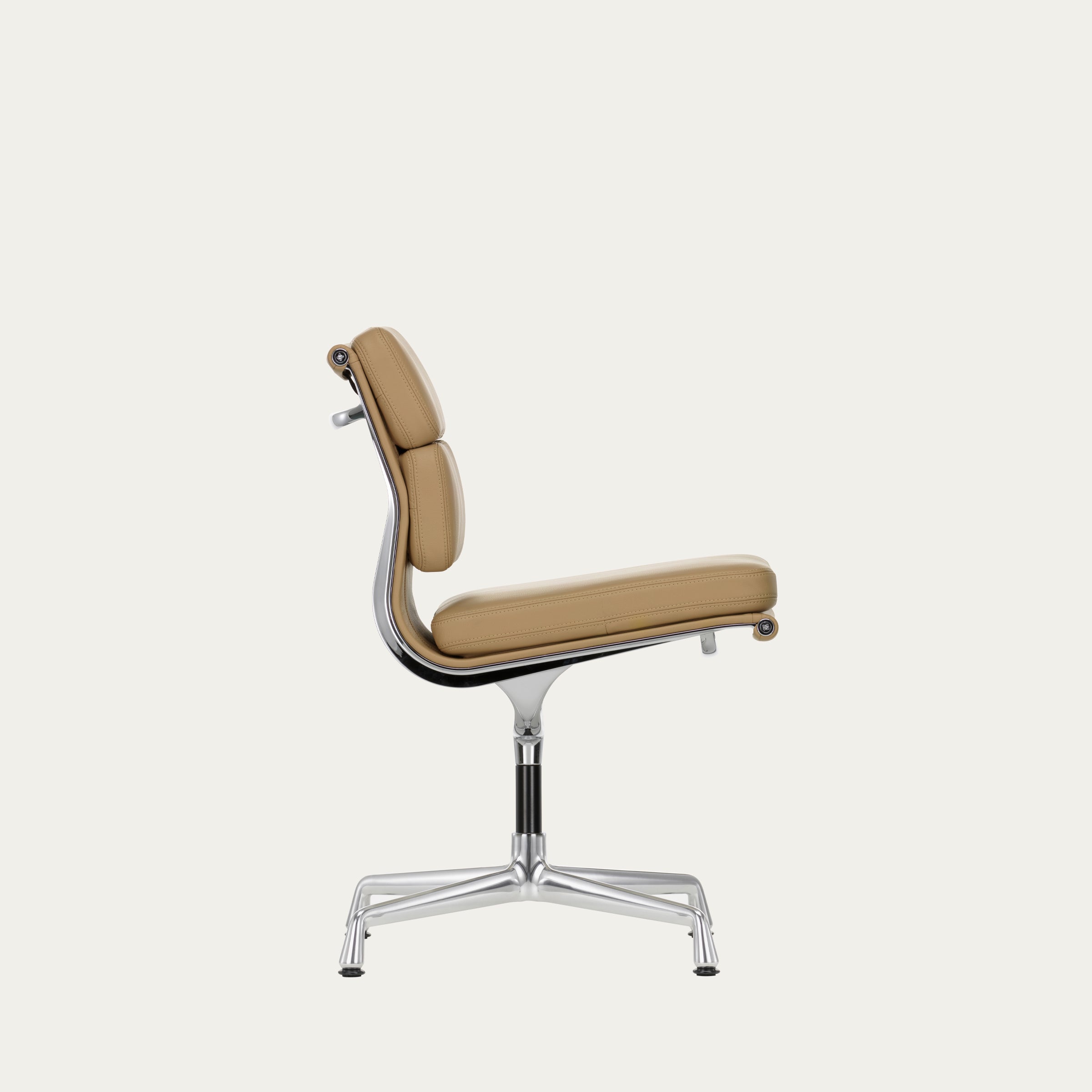 Seitenansicht eines EA 205–208 Soft Pad Chairs von Charles & Ray Eames mit gepolstertem Sitz, Rückenlehne und Aluminiumgestell