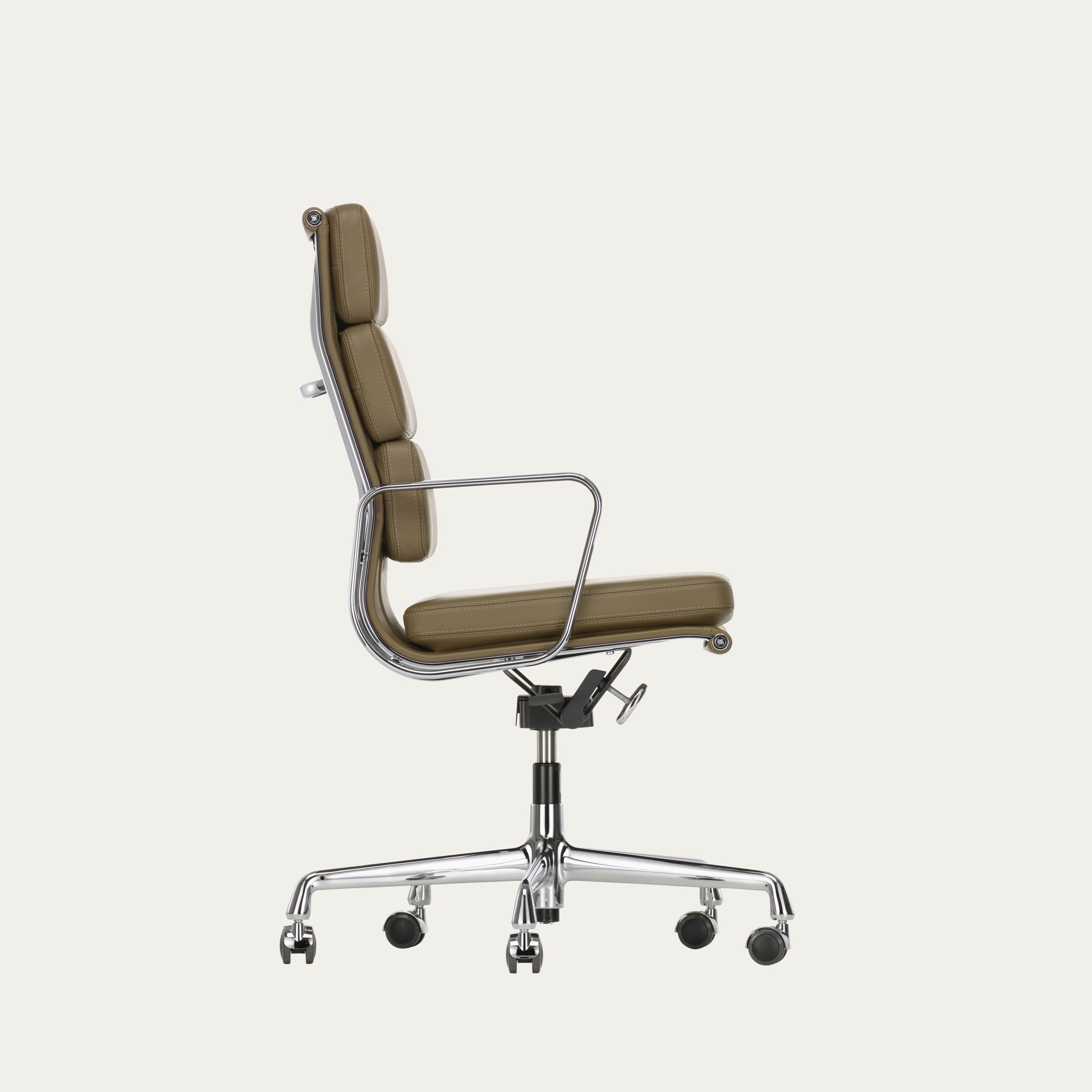 Seitenansicht eines EA 217–219 Soft Pad Bürostuhls von Charles & Ray Eames mit olivfarbener Lederpolsterung und verchromtem Gestell