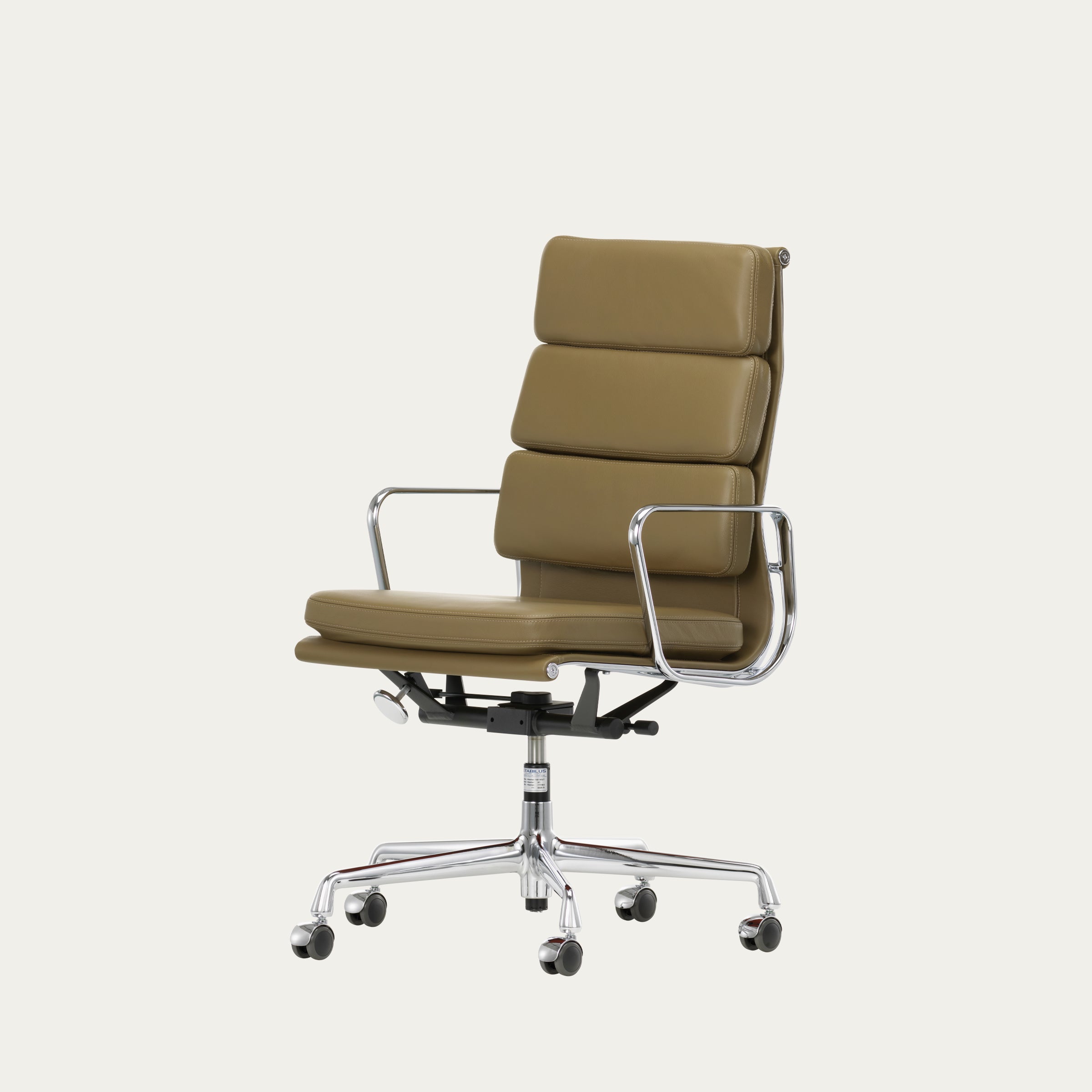 Frontansicht eines EA 217–219 Soft Pad Chairs von Charles & Ray Eames mit dreiteiliger Rückenpolsterung und Aluminiumarmlehnen