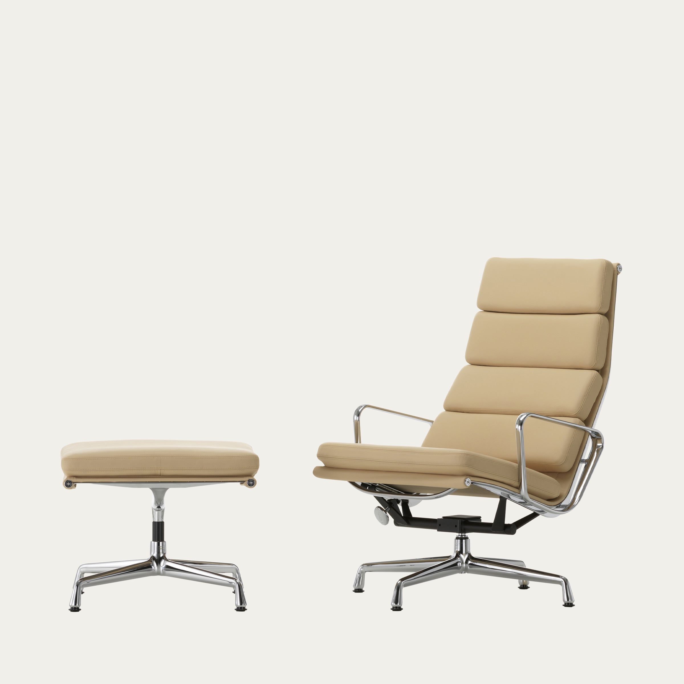 Frontansicht des EA 222 Soft Pad Lounge Chairs von Charles & Ray Eames mit EA 223 Ottoman, gepolsterter Rückenlehne und Armlehnen