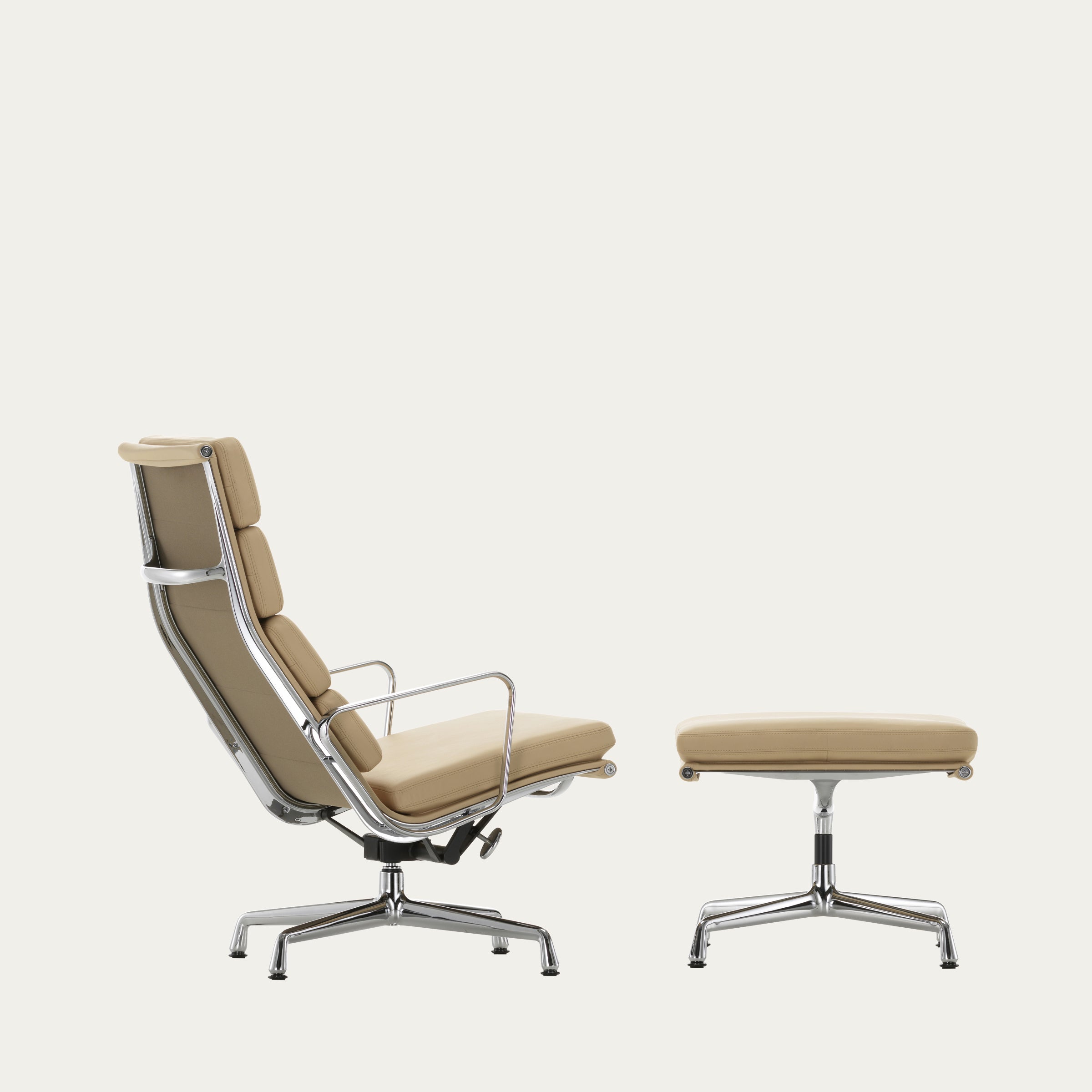 Seitenansicht des EA 222 Soft Pad Lounge Chairs von Charles & Ray Eames mit passendem EA 223 Ottoman, Lederpolsterung und Aluminiumgestell