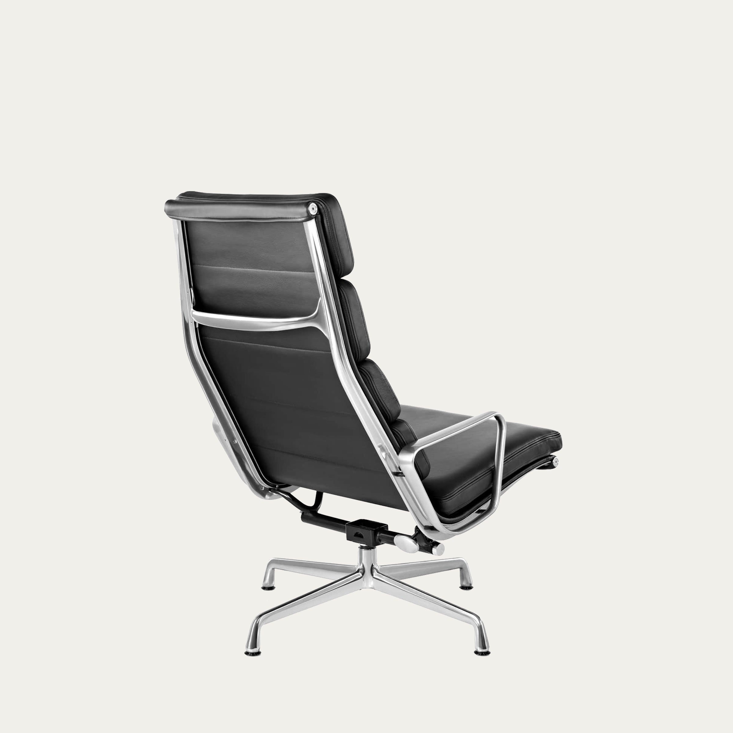 Rückansicht des EA 222 Soft Pad Lounge Chairs von Charles & Ray Eames mit Lederbespannung und Aluminiumrahmen