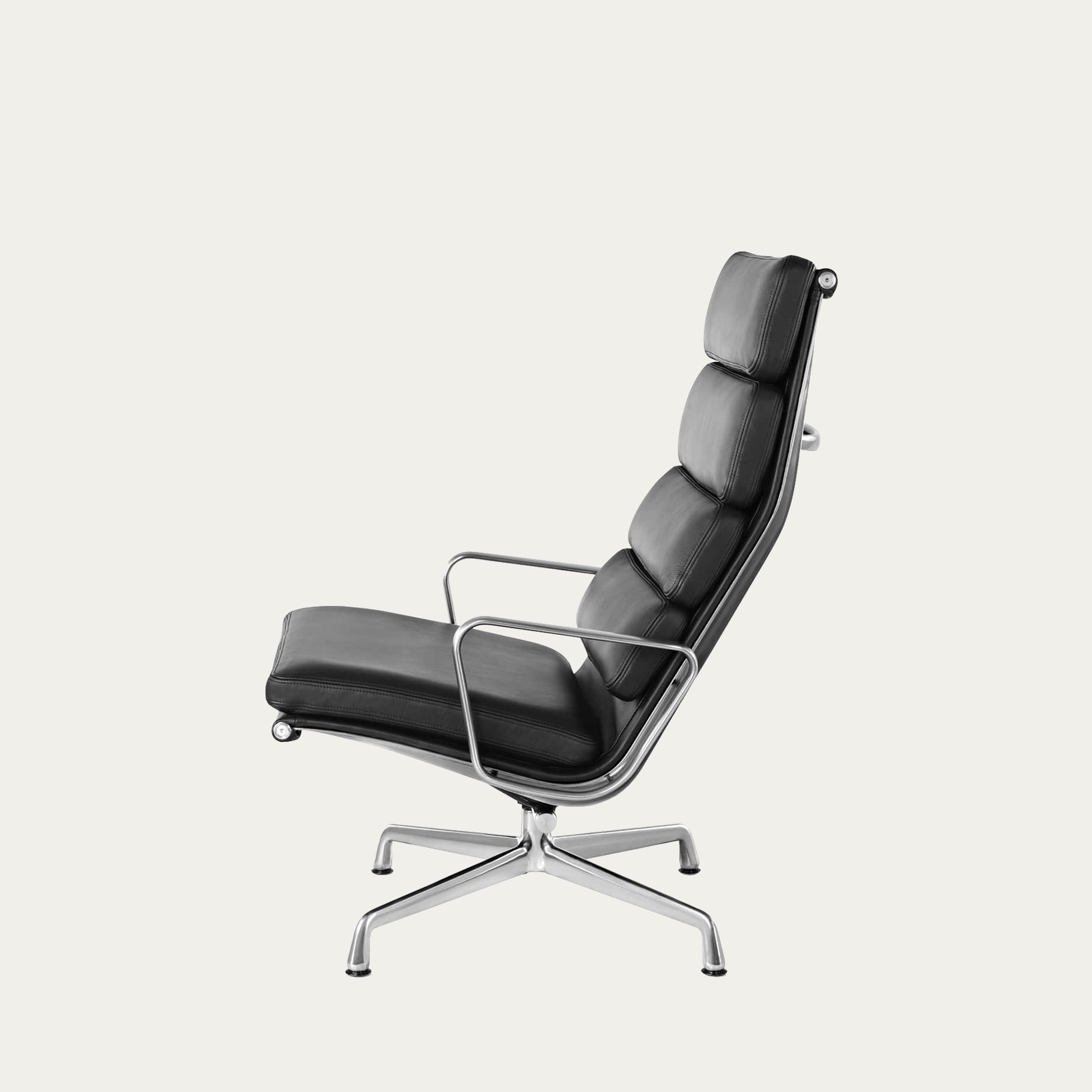 Seitenansicht des EA 222 Soft Pad Lounge Chairs von Charles & Ray Eames mit gepolstertem Sitz und ergonomischer Neigung
