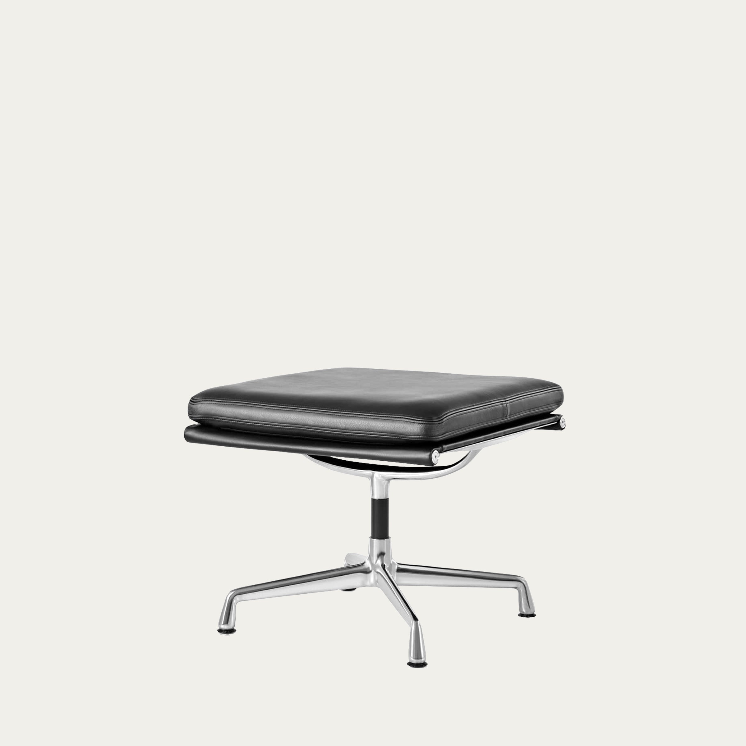 Schrägansicht des EA 223 Soft Pad Ottomans von Charles & Ray Eames mit schwarzer Lederpolsterung