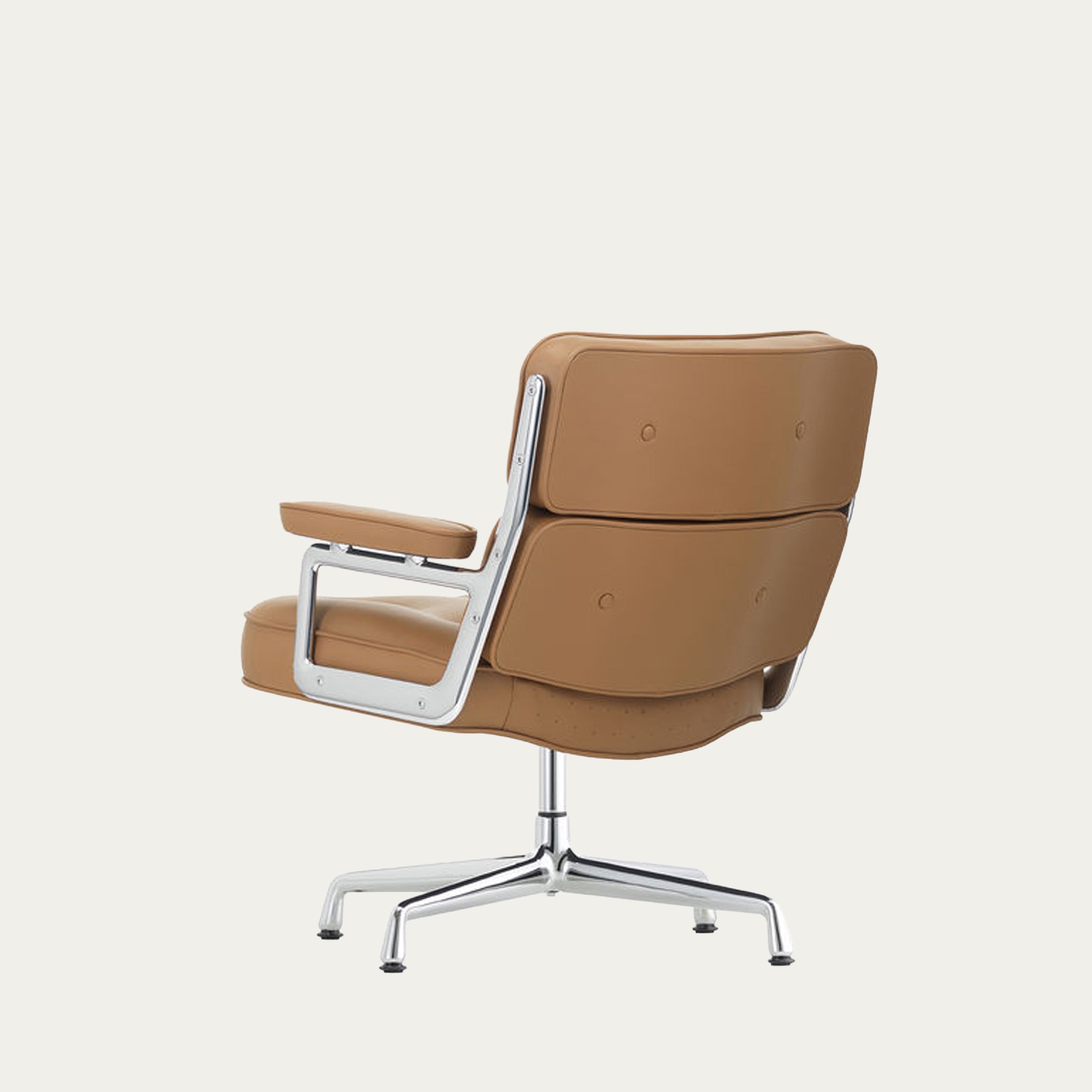 Frontansicht des ES 104 Lobby Chair von Charles & Ray Eames mit braunem Leder, Aluminiumgestell und klassischem Mid-Century-Design