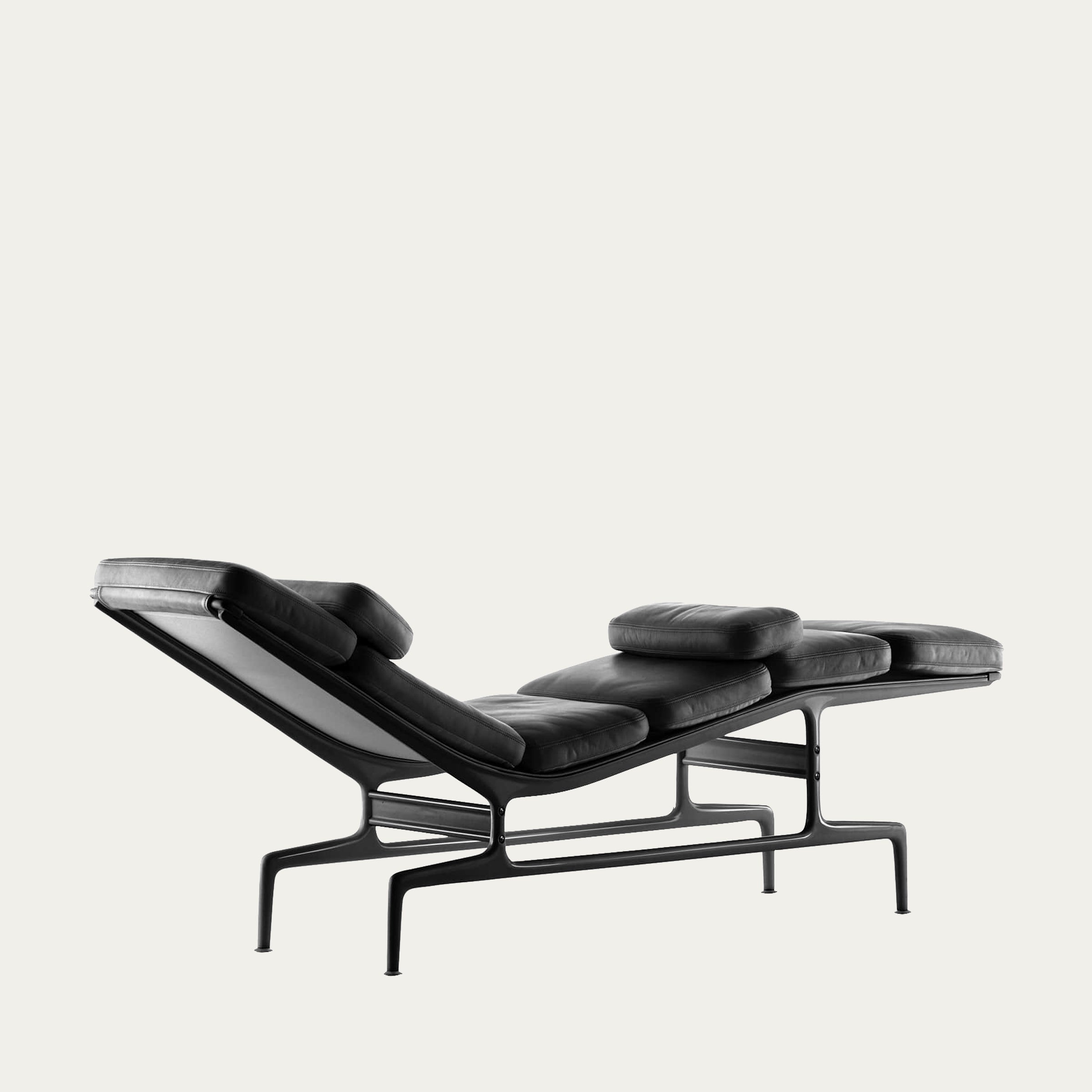 Weitere Seitenansicht der ES 106 Liege von Charles & Ray Eames mit ergonomischer Liegeform und klarer Linienführung
