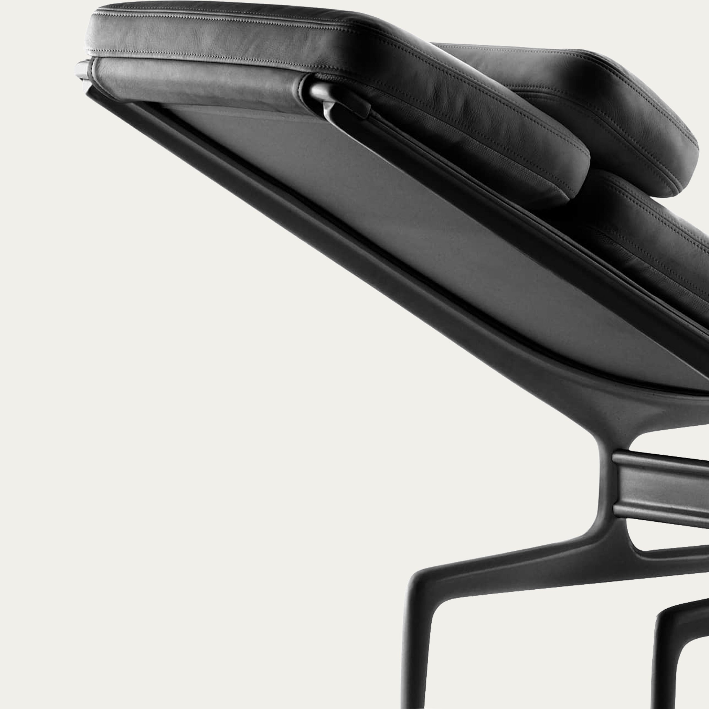 Detailansicht der gepolsterten Liegefläche der ES 106 Liege aus schwarzem Leder mit präziser Nahtführung