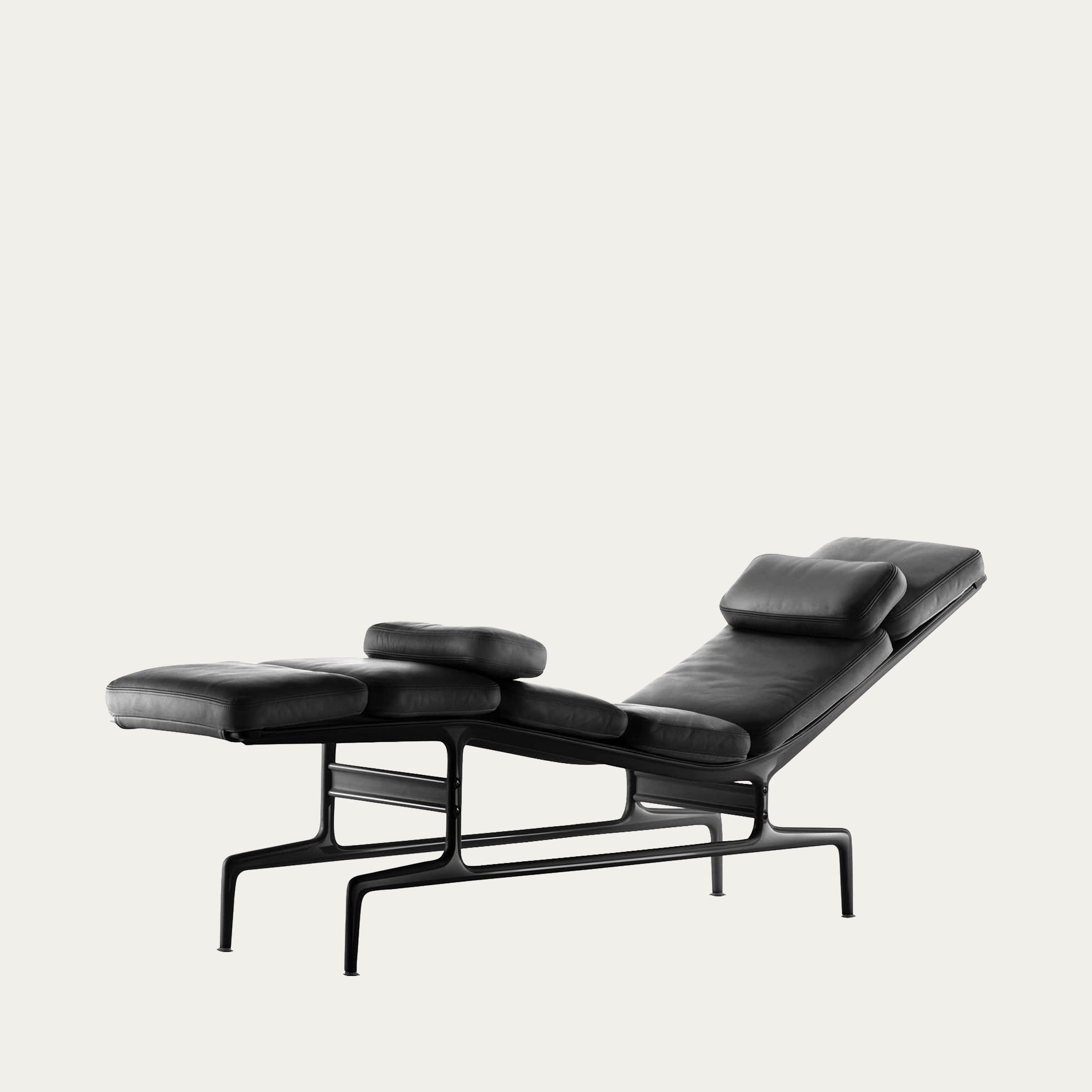 Perspektivansicht der ES 106 Liege mit segmentierter Lederpolsterung und schwarz lackiertem Metallgestell