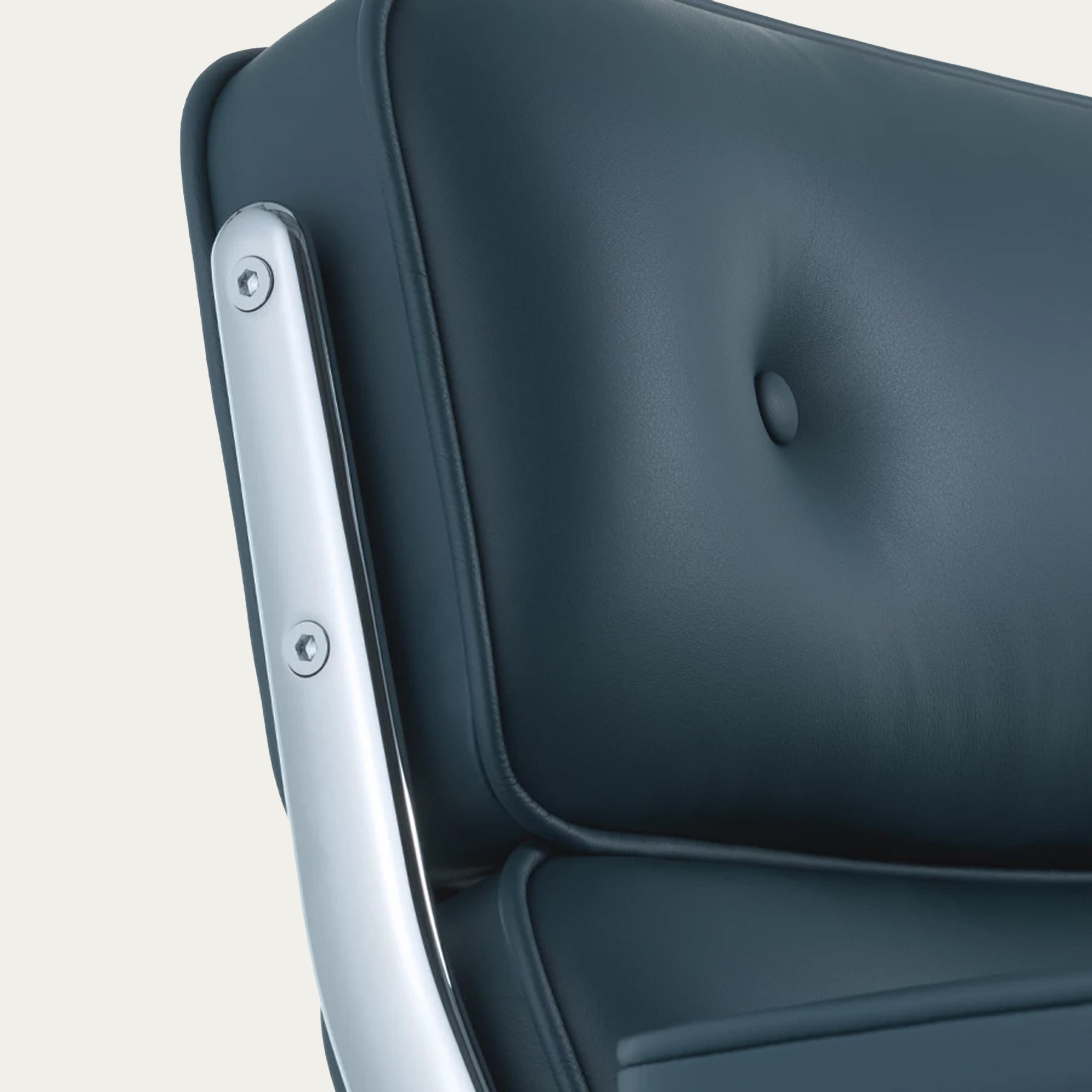 Nahaufnahme der gepolsterten Rückenlehne des ES 108 Soft Pad Chairs von Charles & Ray Eames mit charakteristischen Knopfdetails und hochwertigem Lederbezug