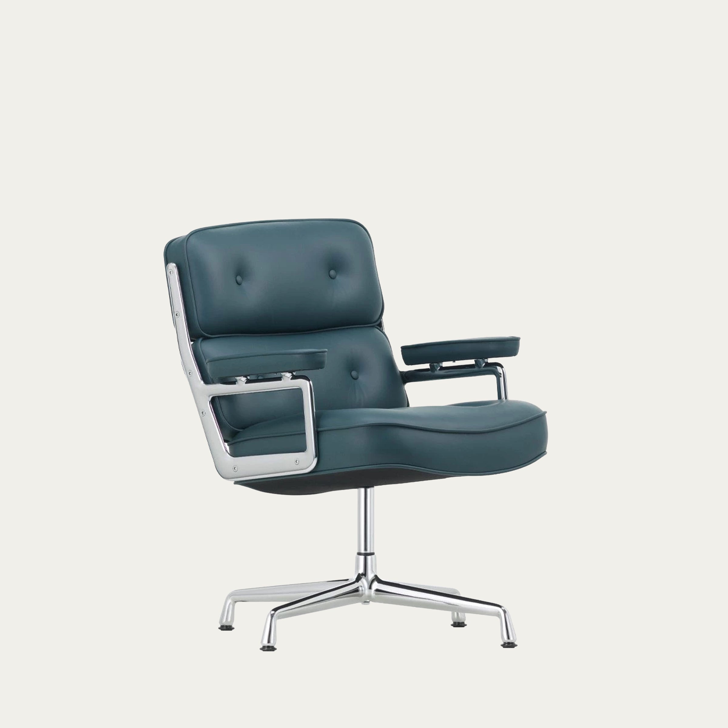Schräge Perspektive auf den ES 108 Soft Pad Chair von Charles & Ray Eames mit ergonomischer Sitzfläche, Armlehnen und hochwertigem Aluminium-Drehgestell