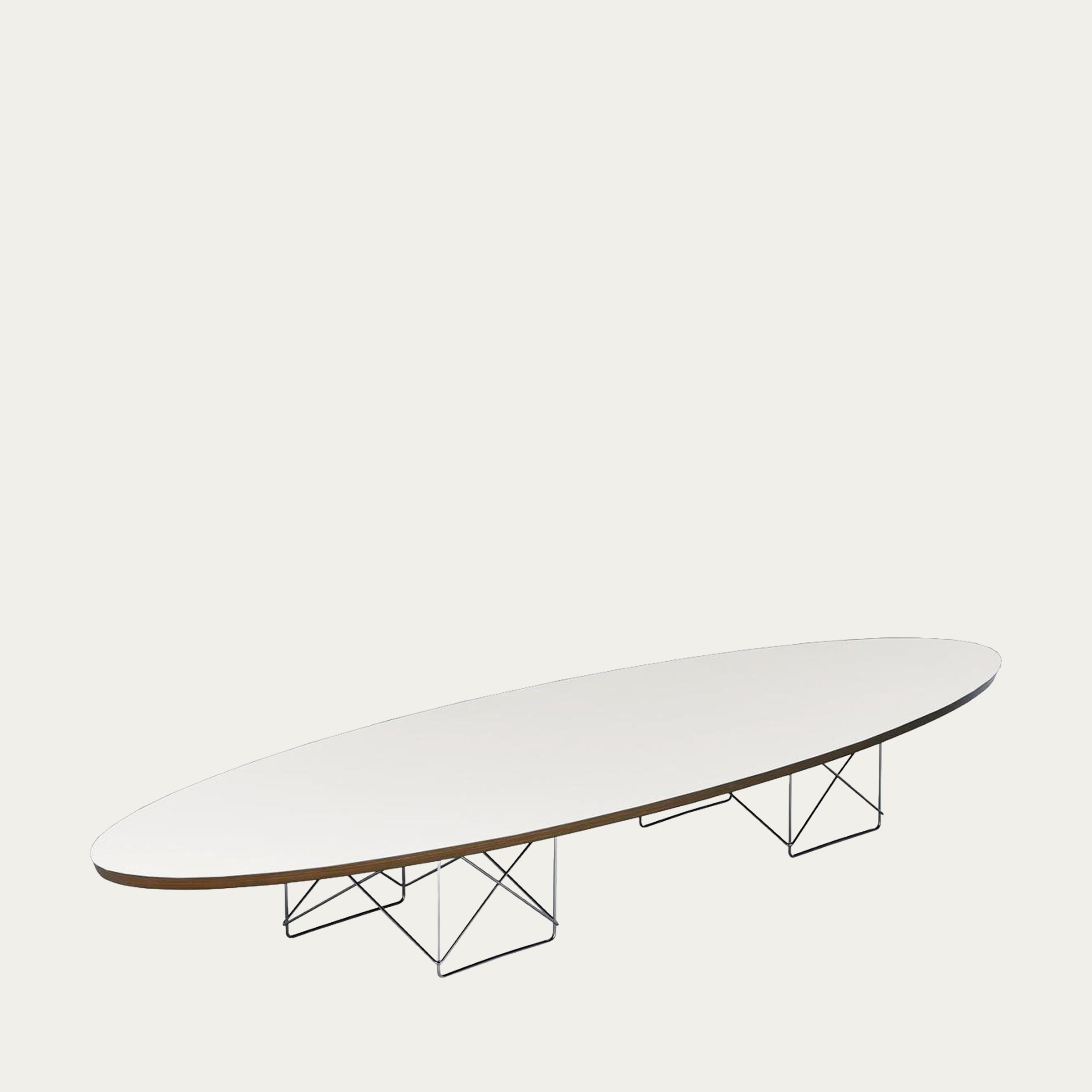 Moderner ETR Couchtisch von Charles & Ray Eames (1951) mit weißer elliptischer Tischplatte und minimalistischer Drahtbasis im Bauhaus-inspirierten Stil
