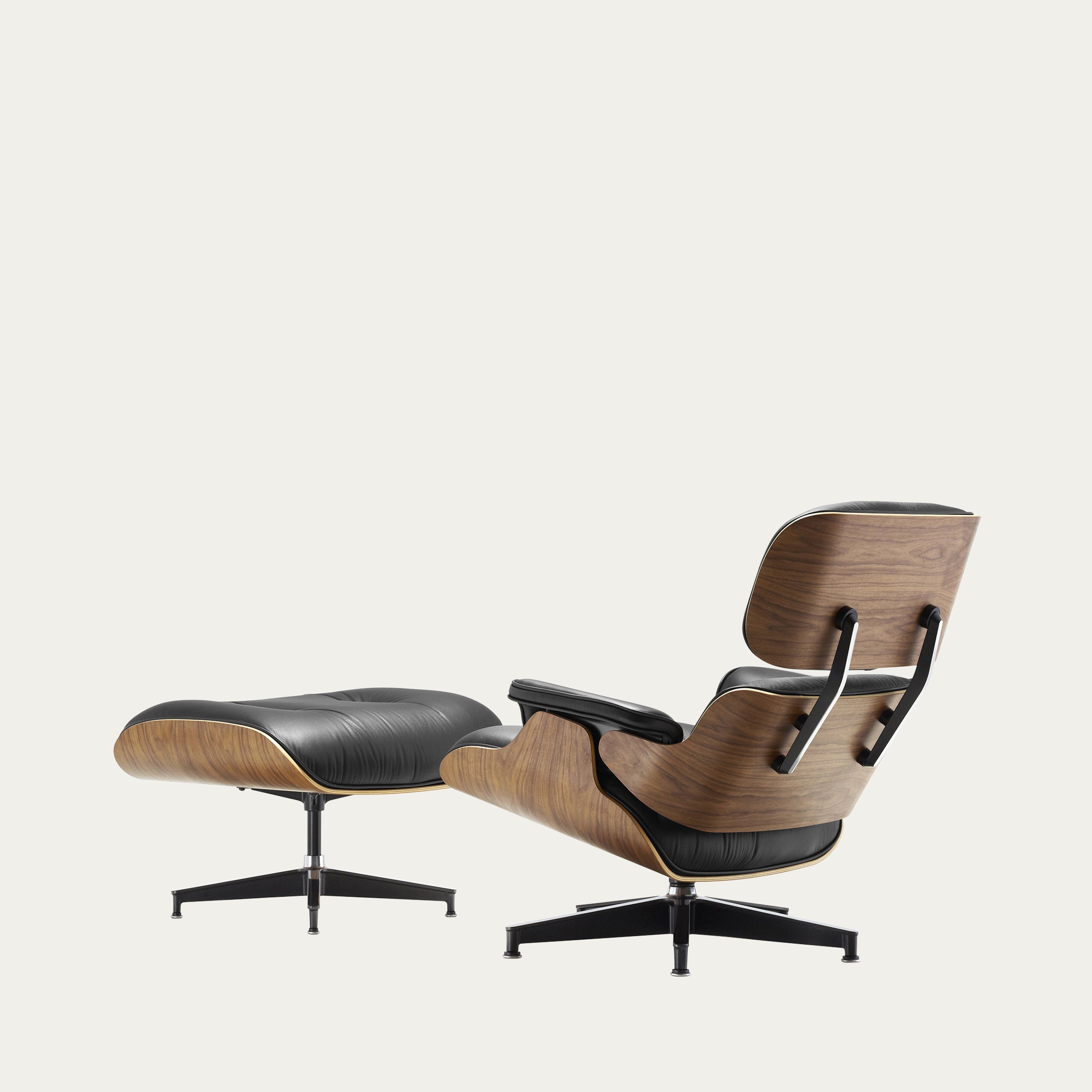 Rückansicht des Eames Lounge Chair und Ottoman von Charles & Ray Eames mit geformtem Schichtholz und Aluminiumgestell