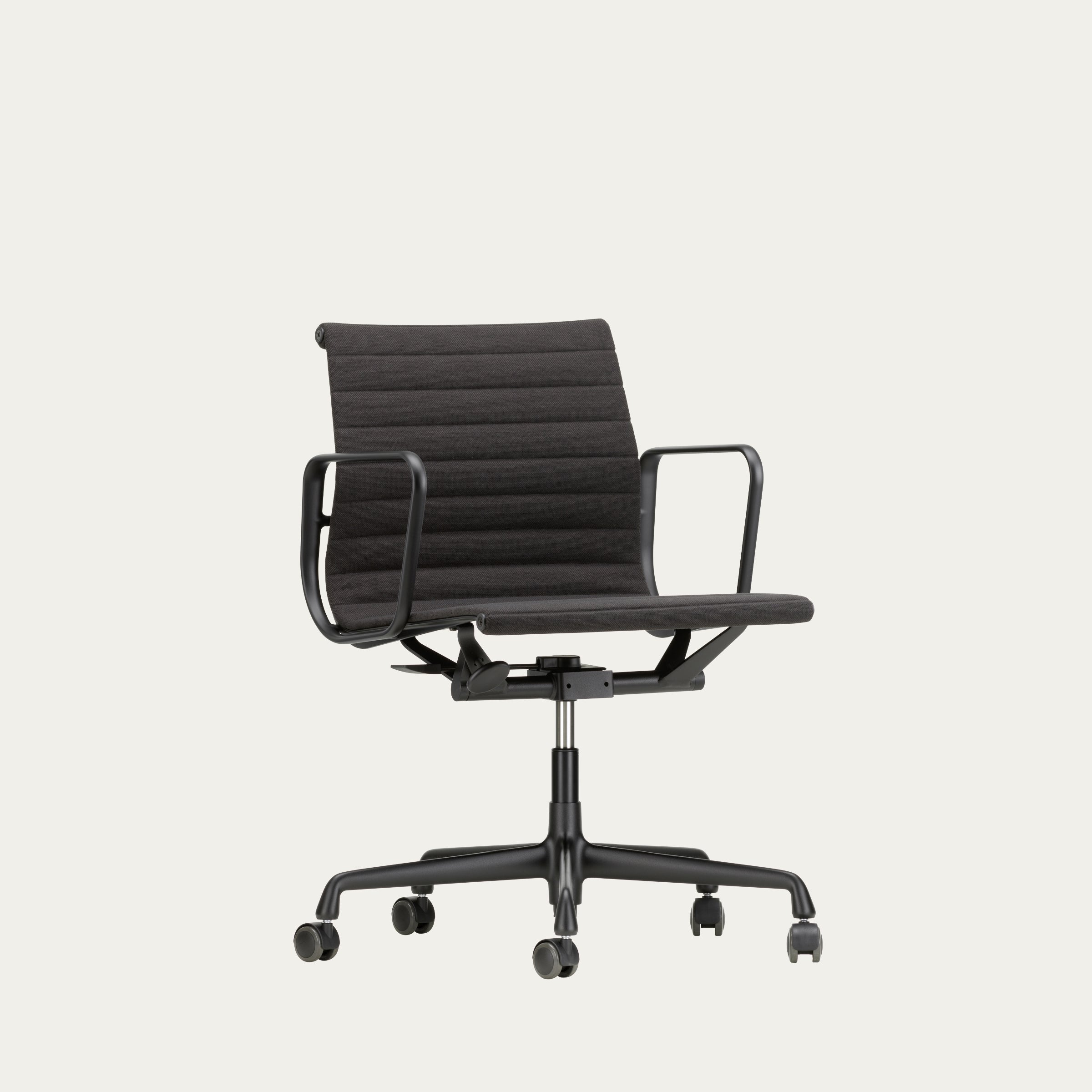 Schräge Ansicht des EA 118 Aluminium-Bürostuhls von Charles & Ray Eames mit schwarzem Stoffbezug und Rollenfuß.