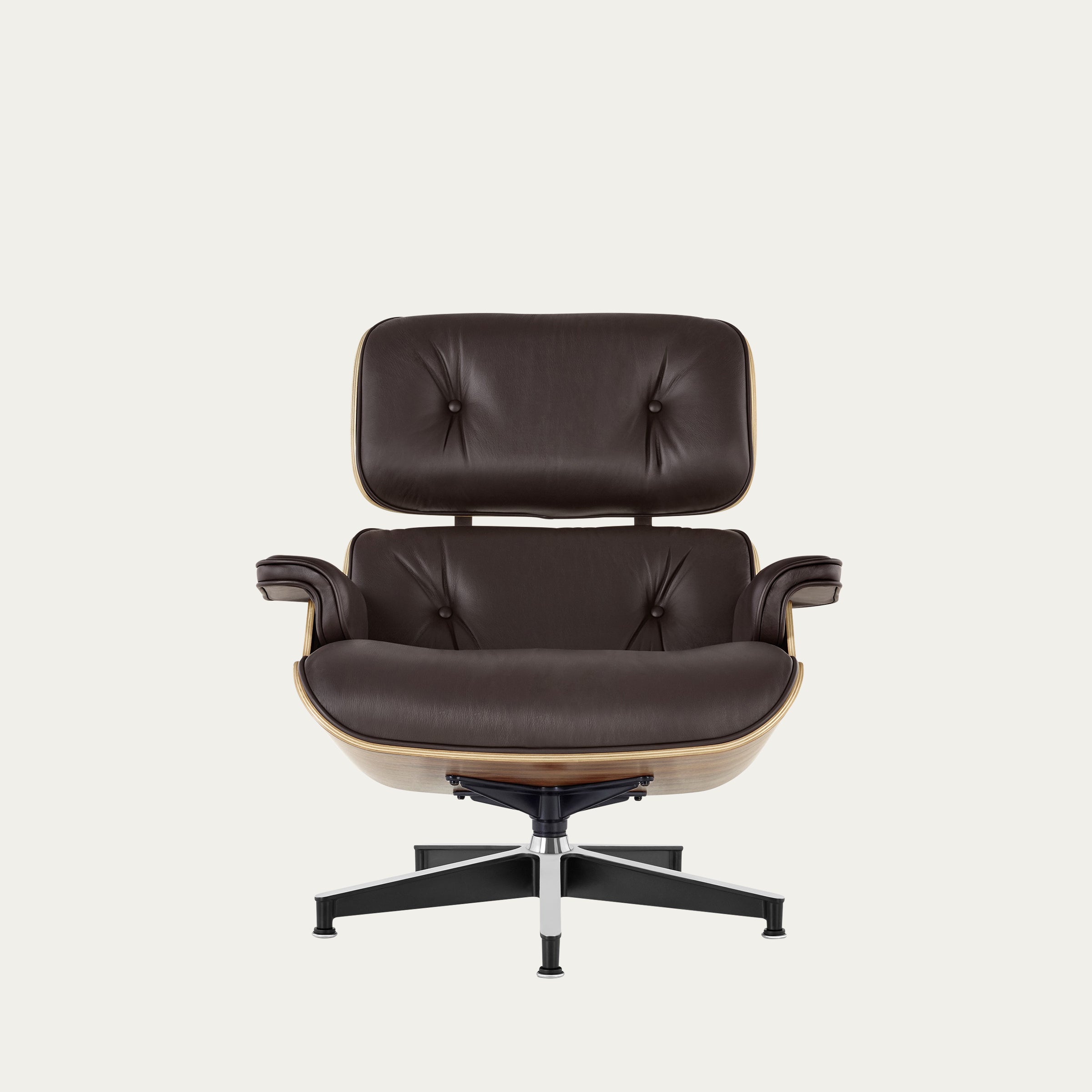 Frontansicht des Eames Lounge Chair von Charles & Ray Eames mit brauner Lederpolsterung und klassischem Mid-Century Design