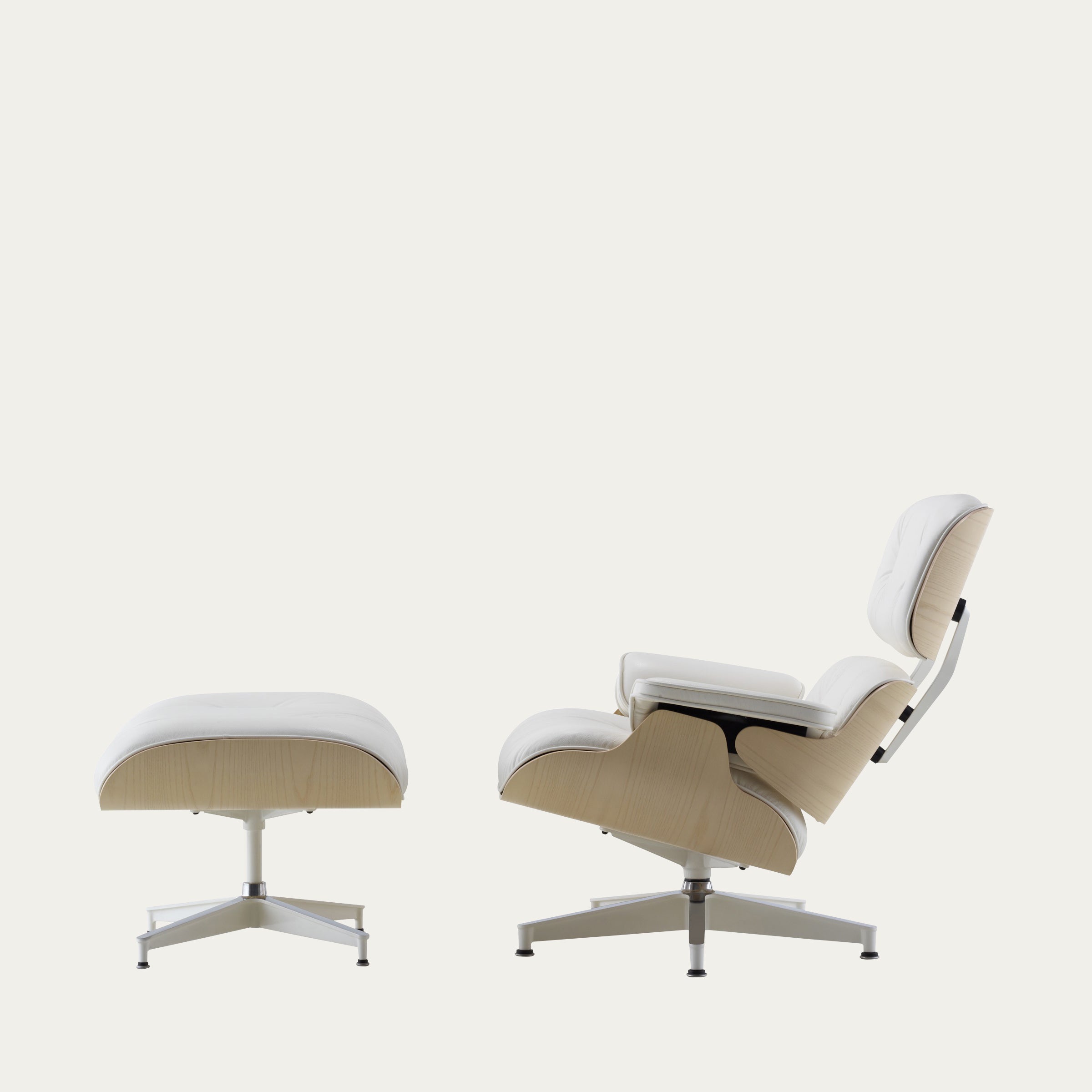 Eames Lounge Chair mit Ottoman von Charles & Ray Eames in heller Lederpolsterung und hellem Holz, Seitenansicht