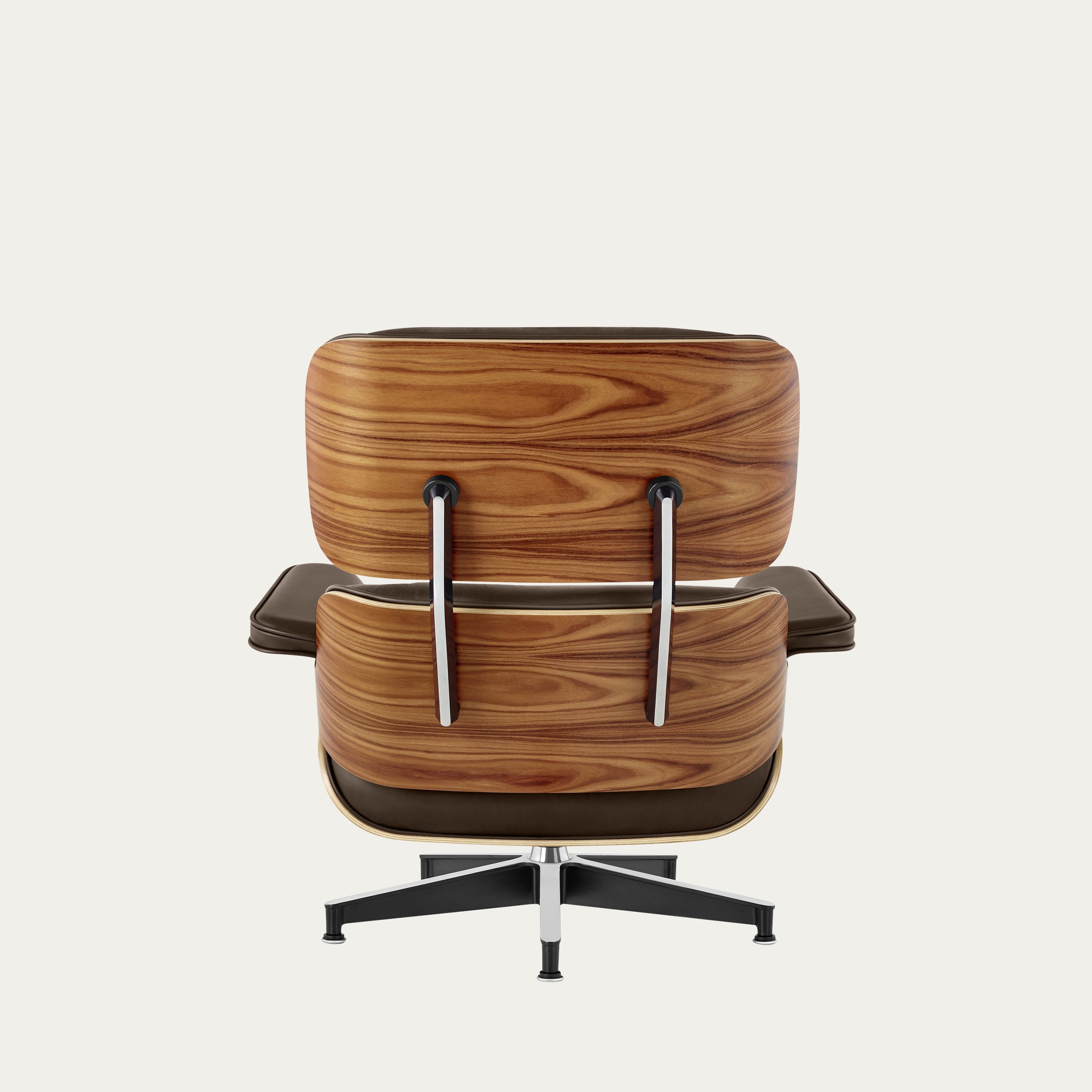 Rückansicht des Eames Lounge Chair von Charles & Ray Eames mit geformter Nussbaumholz-Schale und schwarzer Lederpolsterung