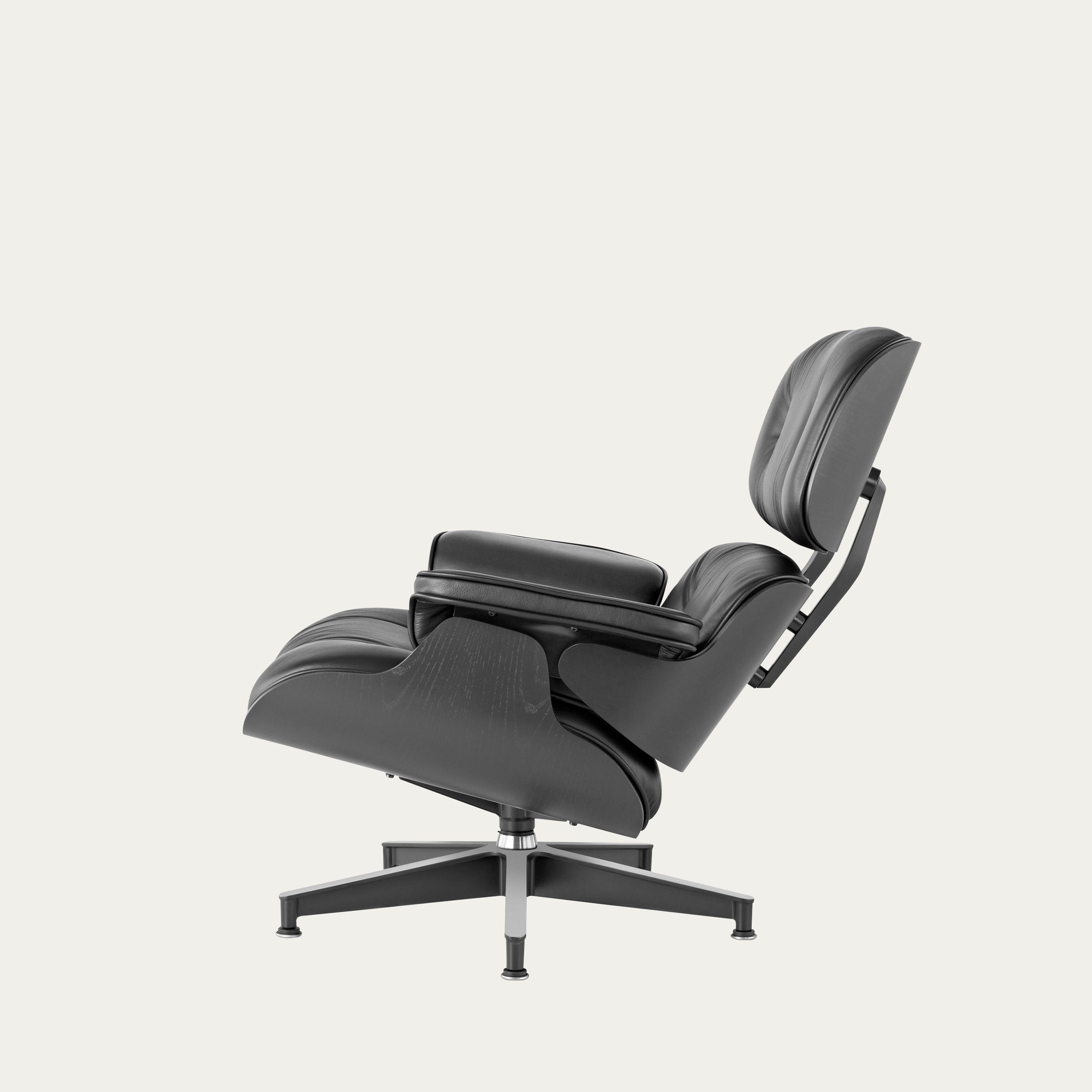 Seitenansicht des Eames Lounge Chair von Charles & Ray Eames mit schwarzer Lederpolsterung und dunklem Holz