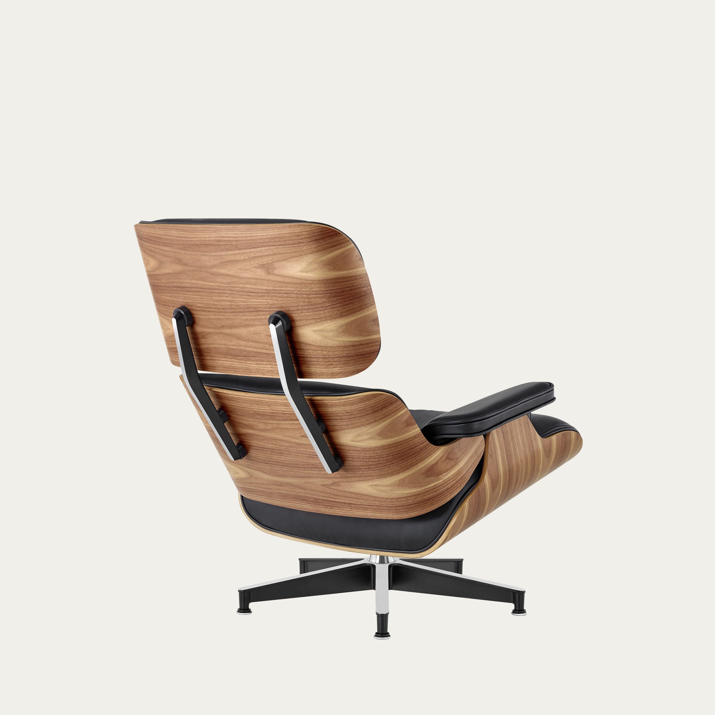 Schräge Seitenrückansicht des Eames Lounge Chair von Charles & Ray Eames mit eleganten Armlehnen und Holzmaserung