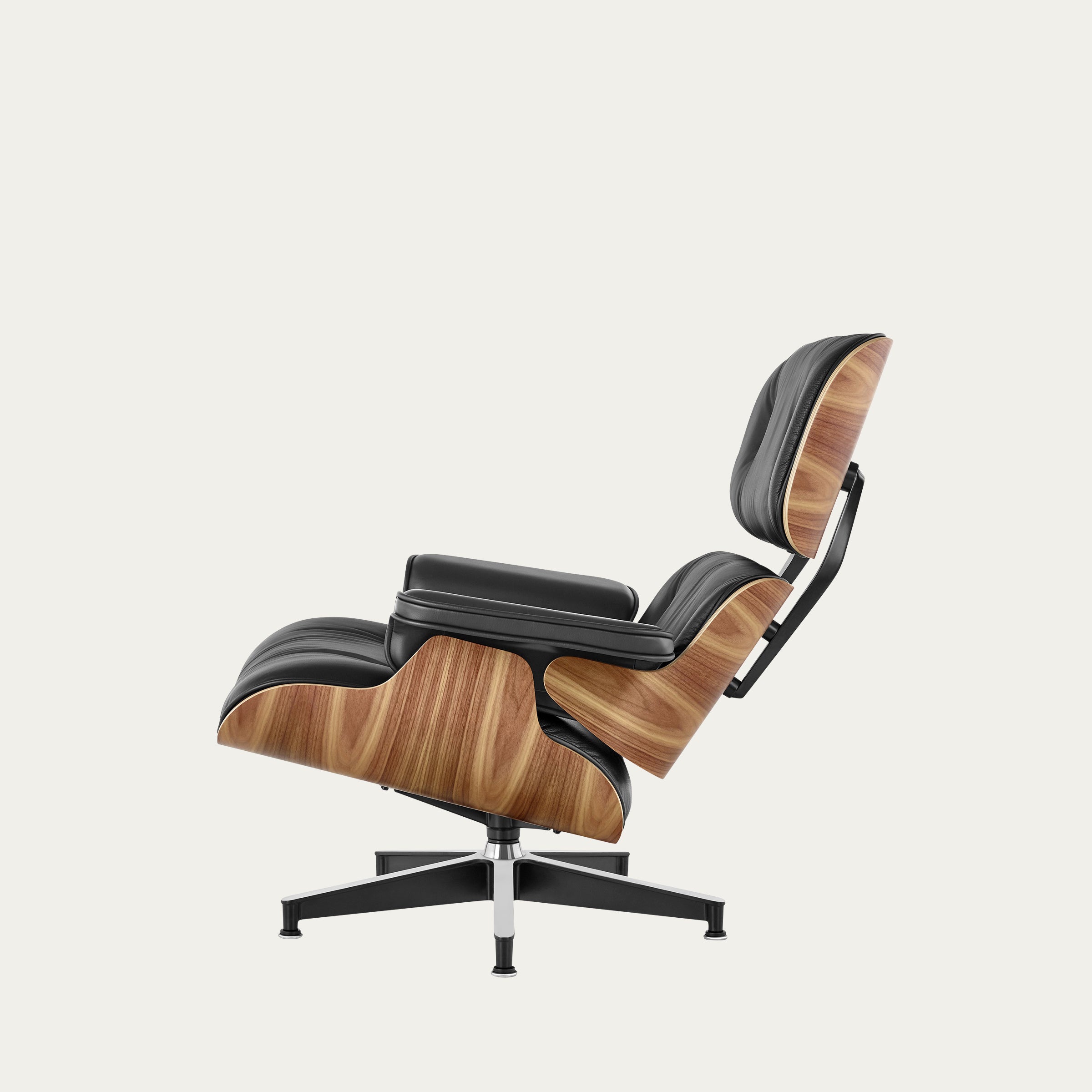 Seitenansicht des Eames Lounge Chair von Charles & Ray Eames in entspannter Sitzposition mit geneigter Rückenlehne
