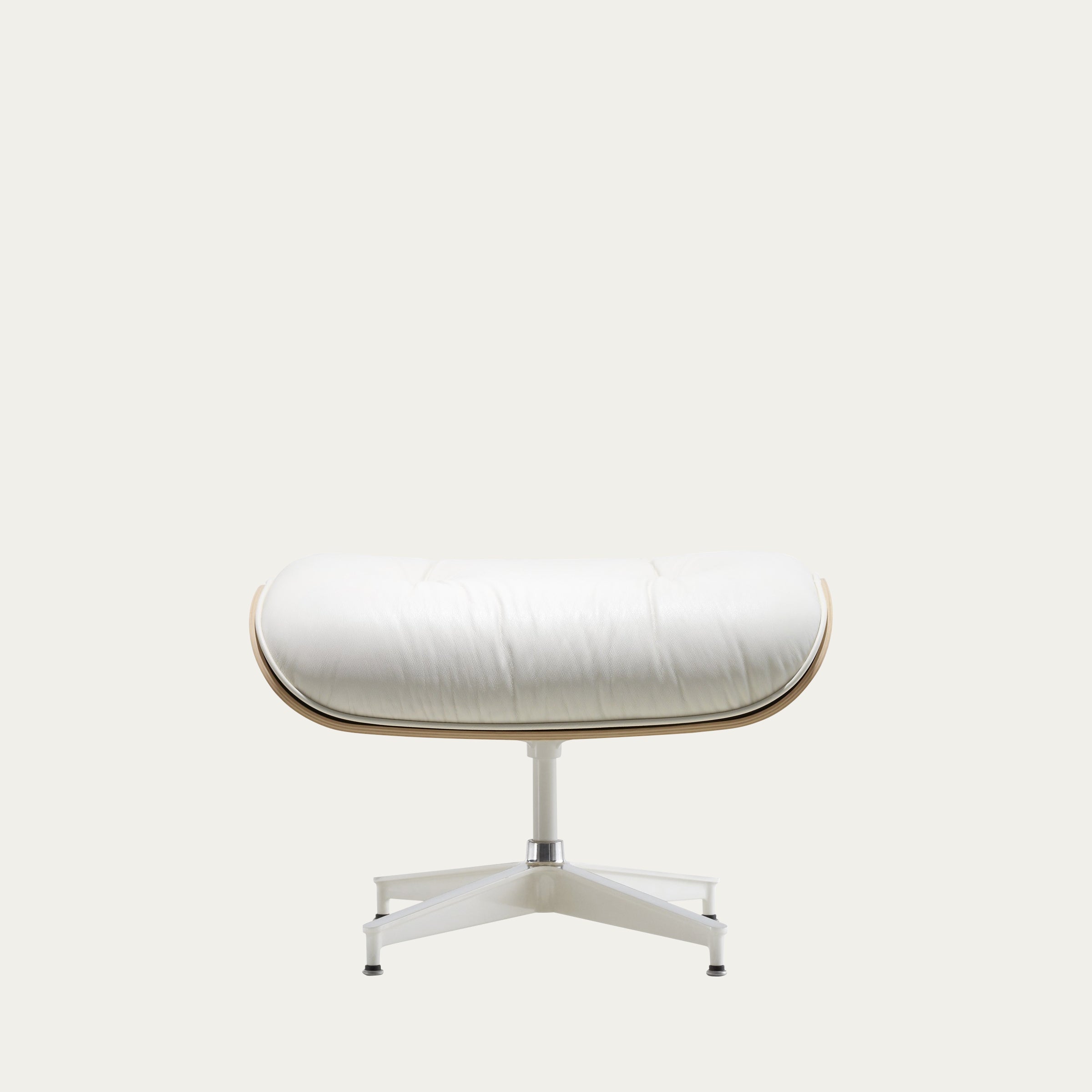 Frontansicht des originalen Eames Ottoman von Charles & Ray Eames mit weißer Lederpolsterung und Aluminiumfuß