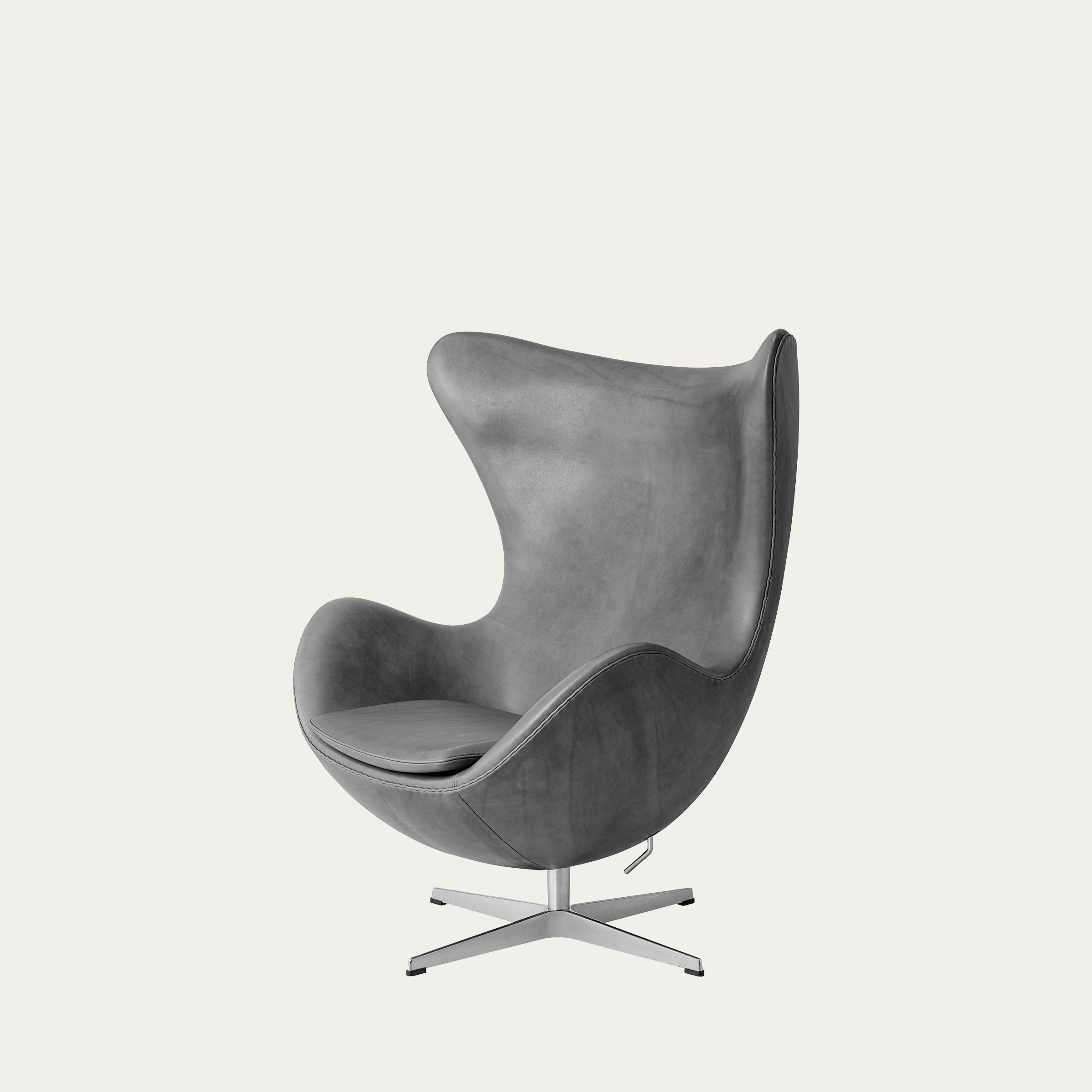 Seitenansicht des Egg Chair von Arne Jacobsen mit grauem Stoffbezug und Drehfuß aus Aluminium