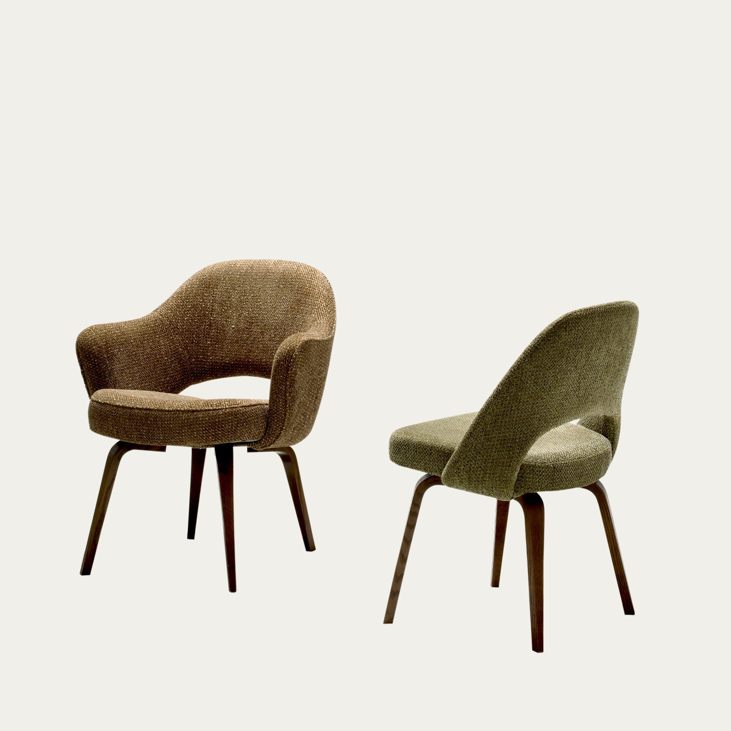 Detailansicht des Executive Chair von Eero Saarinen 1946 mit hochwertiger Stoffpolsterung und präziser Verarbeitung