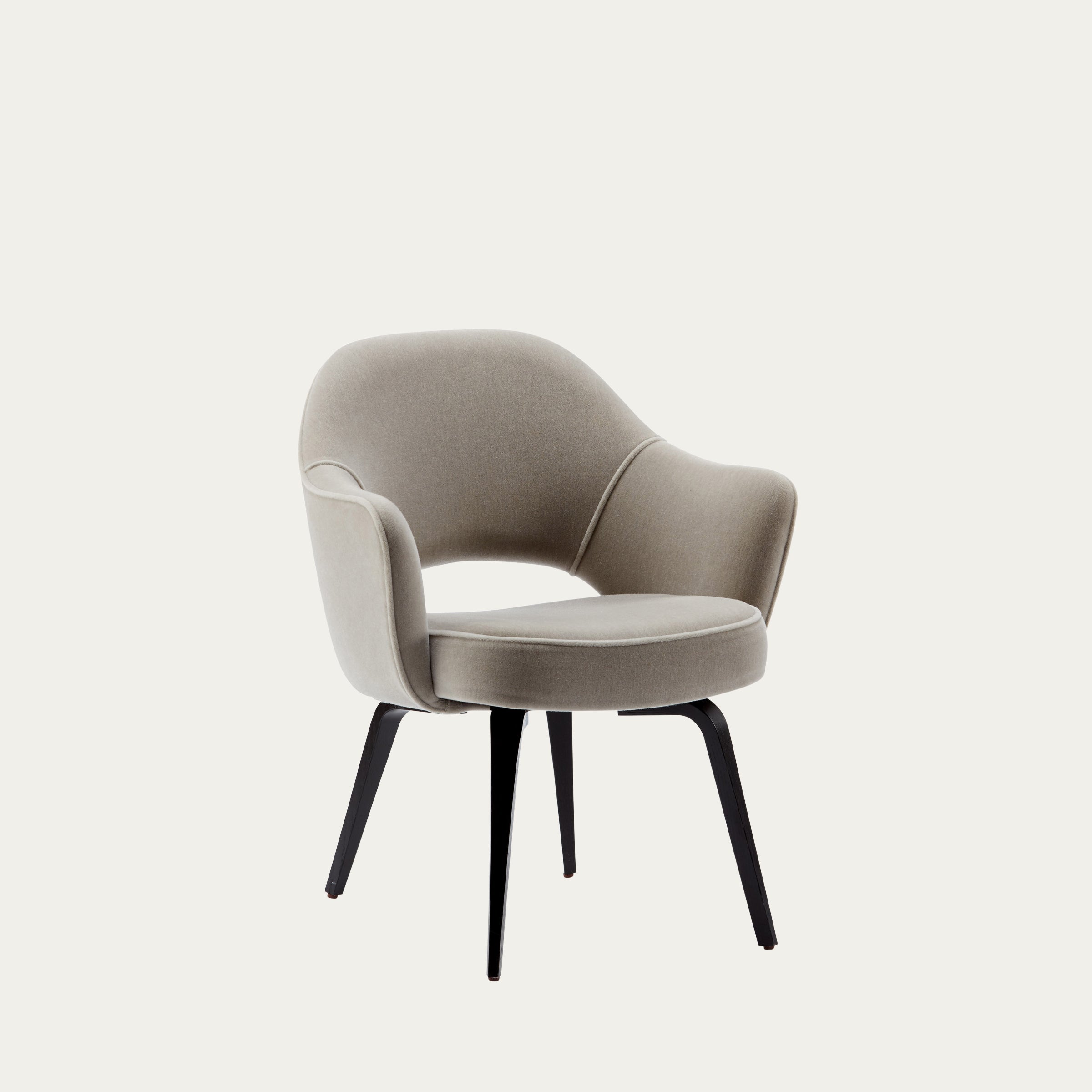 Executive Chair von Eero Saarinen 1946 als Teil einer modernen Ess- oder Lounge-Umgebung