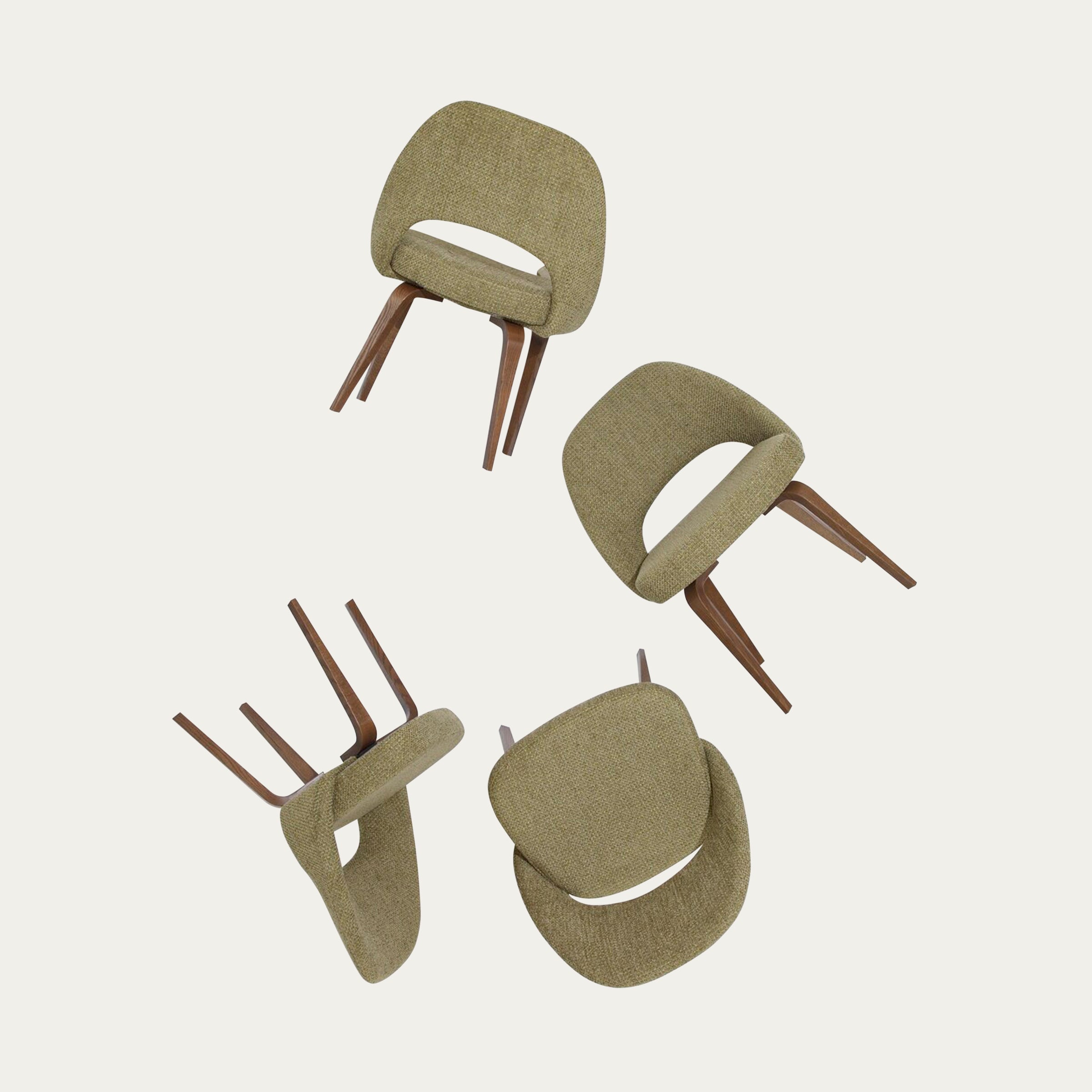 Seitenansicht des Executive Chair von Eero Saarinen 1946 mit fließender Linienführung und gepolsterter Sitzschale