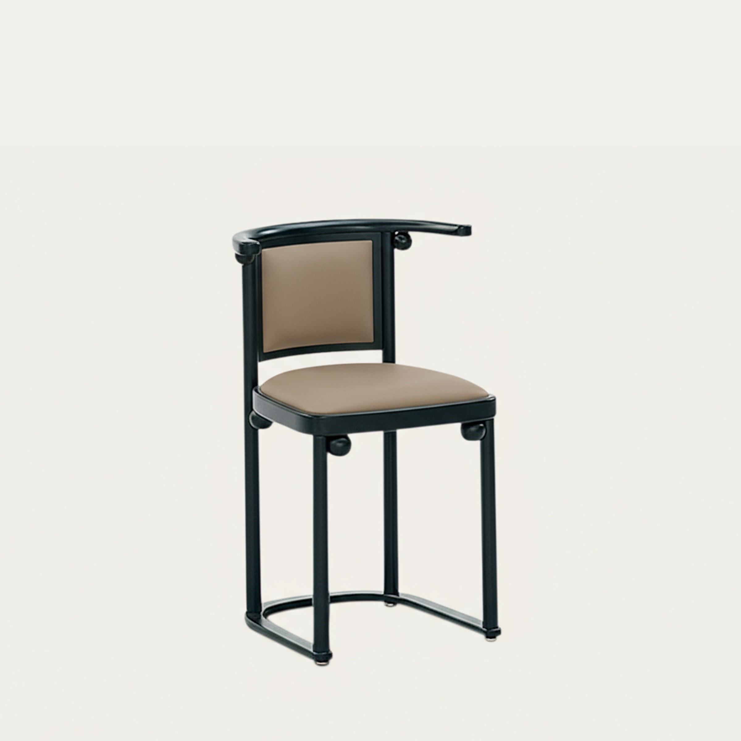 Frontale Ansicht des Fledermaus Stuhls von Josef Hoffmann mit beiger Polsterung und schwarzem Gestell