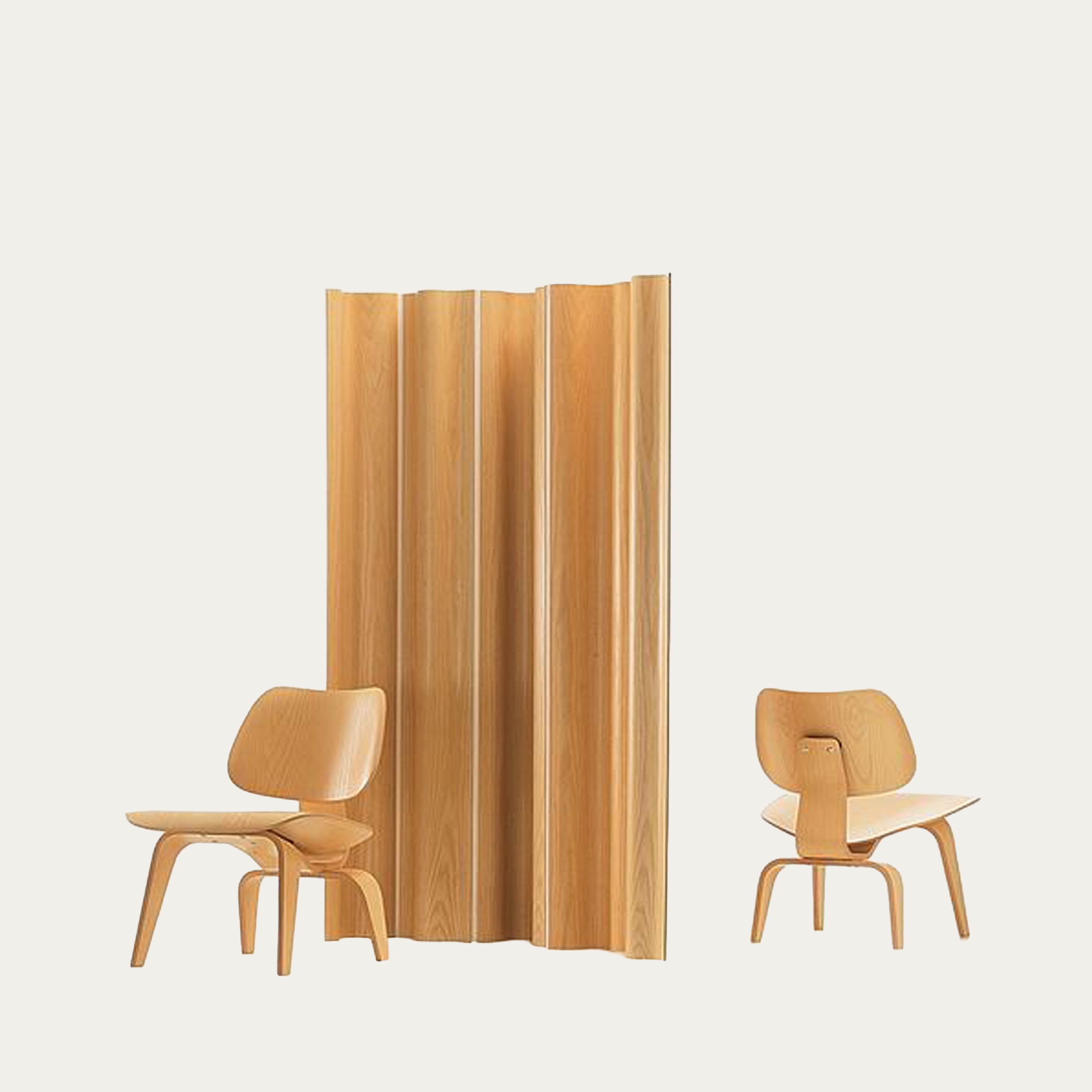 Folding Screen Raumteiler von Charles & Ray Eames als ikonisches Einrichtungselement aus Holz, kombiniert mit klassischen Eames Lounge Chairs