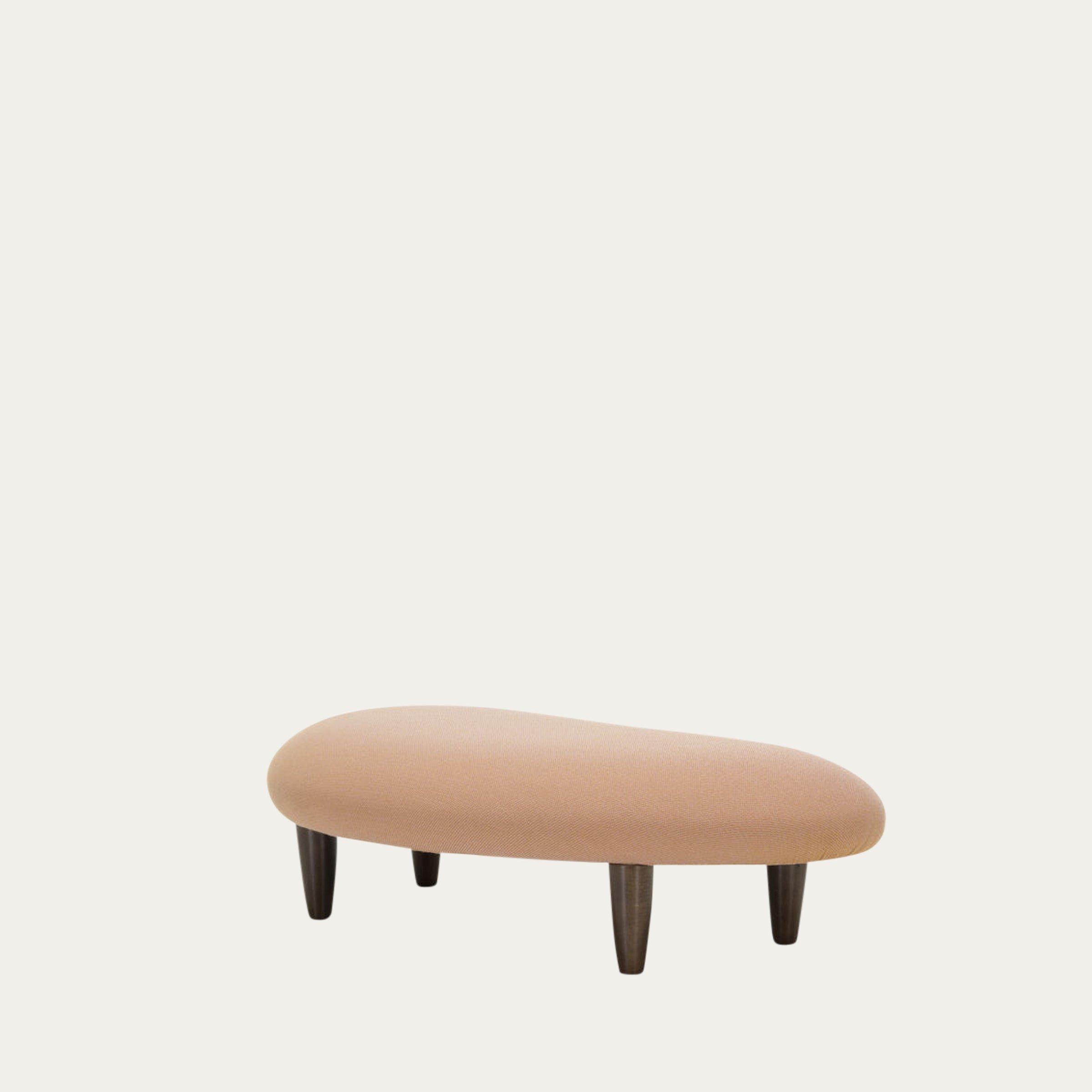 Roséfarbener Freeform Ottoman von Isamu Noguchi mit weicher, organischer Form und niedrigen Holzfüßen
