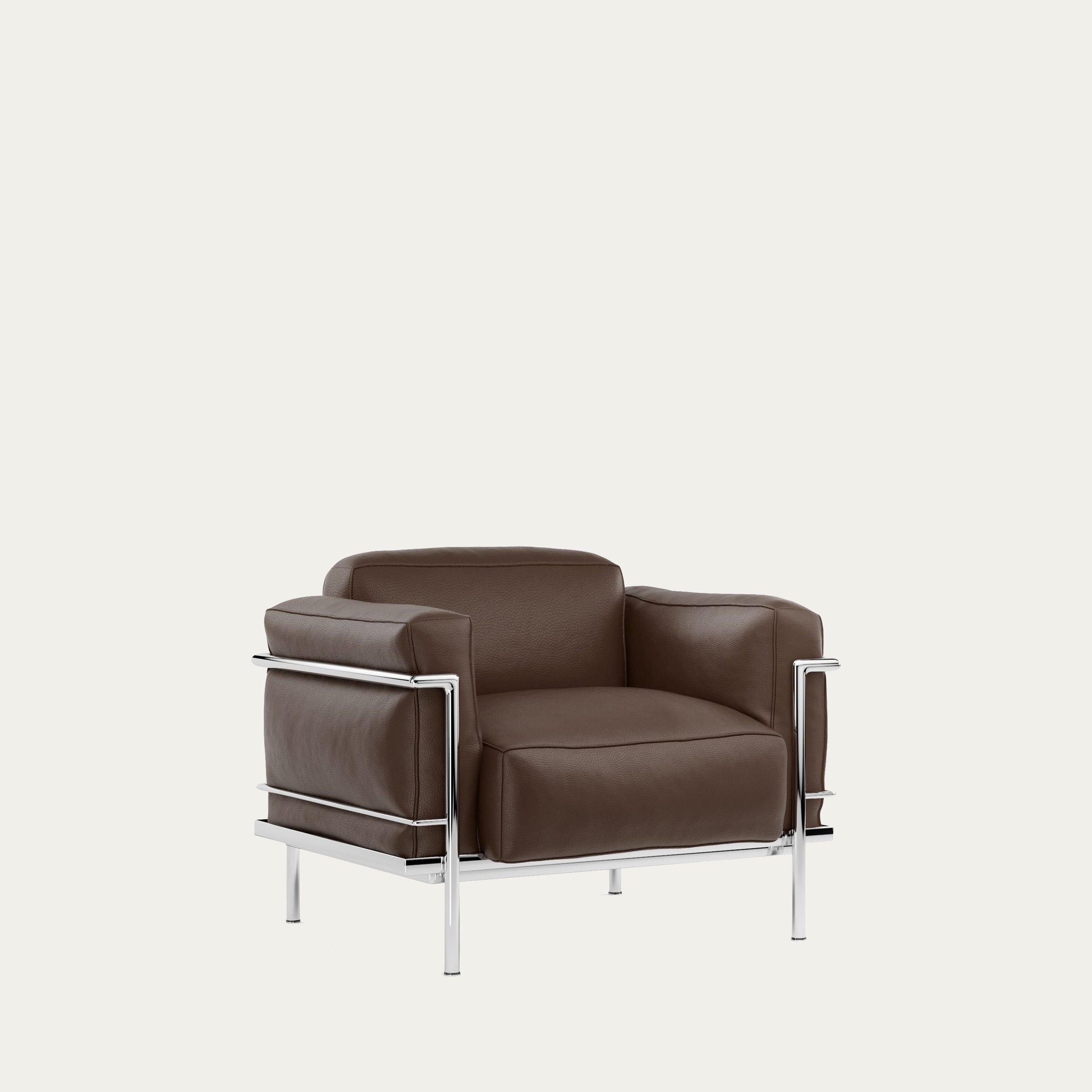Seitliche Schrägansicht des Grand Confort Sessels von Le Corbusier in braunem Leder mit verchromtem Rahmen