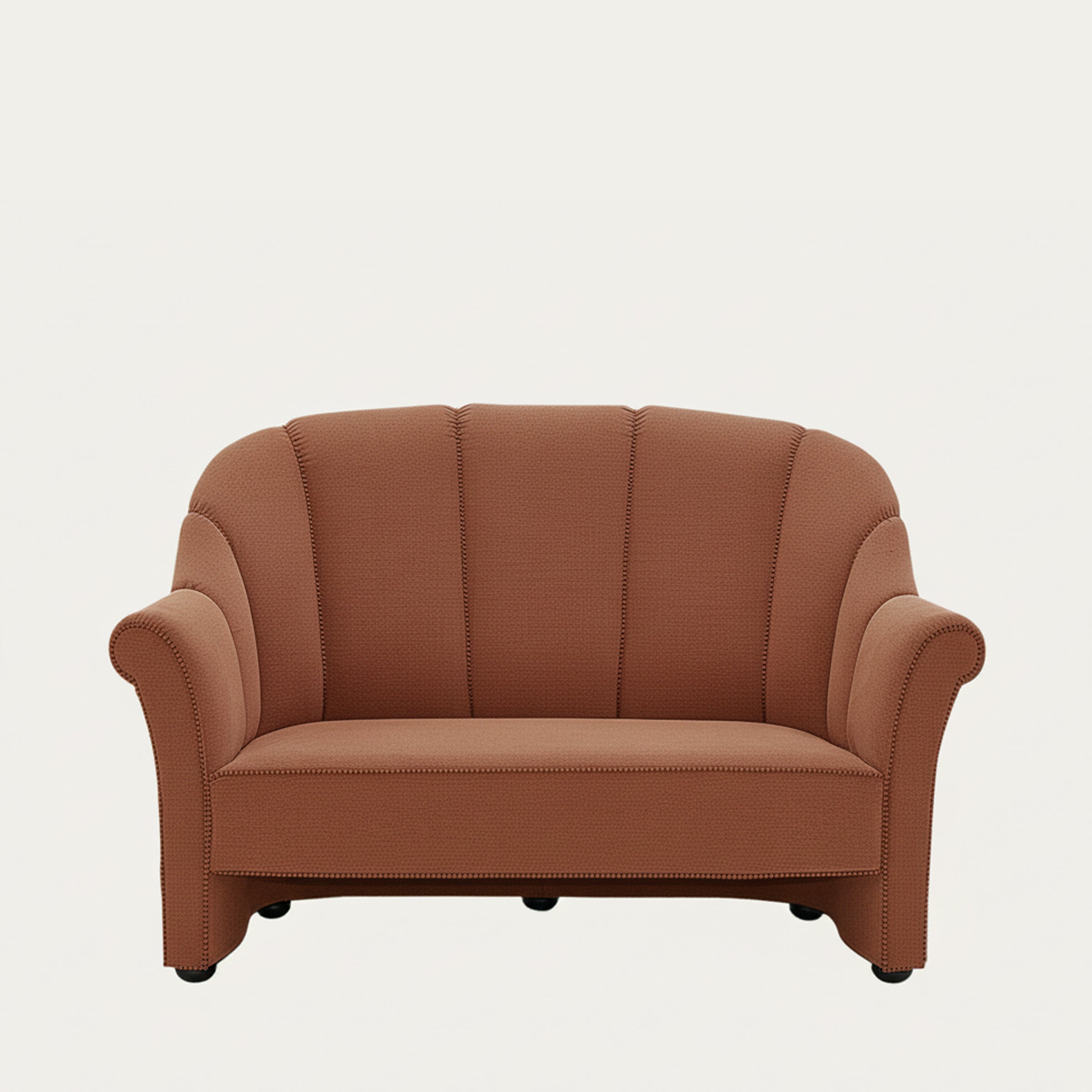 Frontansicht des Haus Koller 2-Sitzer Sofas von Josef Hoffmann aus dem Jahr 1914 – gepolstertes Sofa in Rostbraun mit geschwungenen Armlehnen und vertikaler Steppung