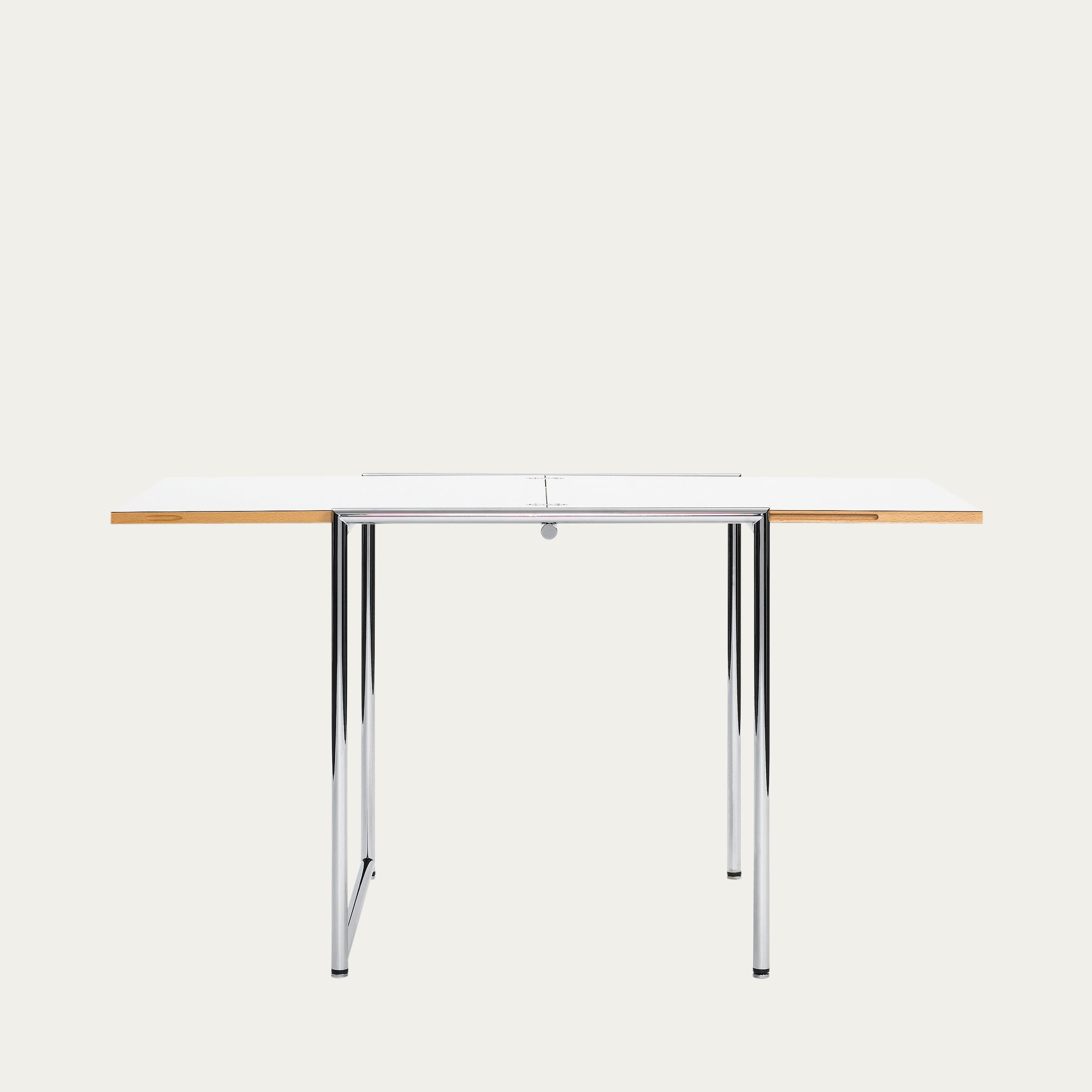 Frontansicht des Jean Table von Eileen Gray 1929 mit ausgezogener Tischplatte, klare Linien und zeitloses Design
