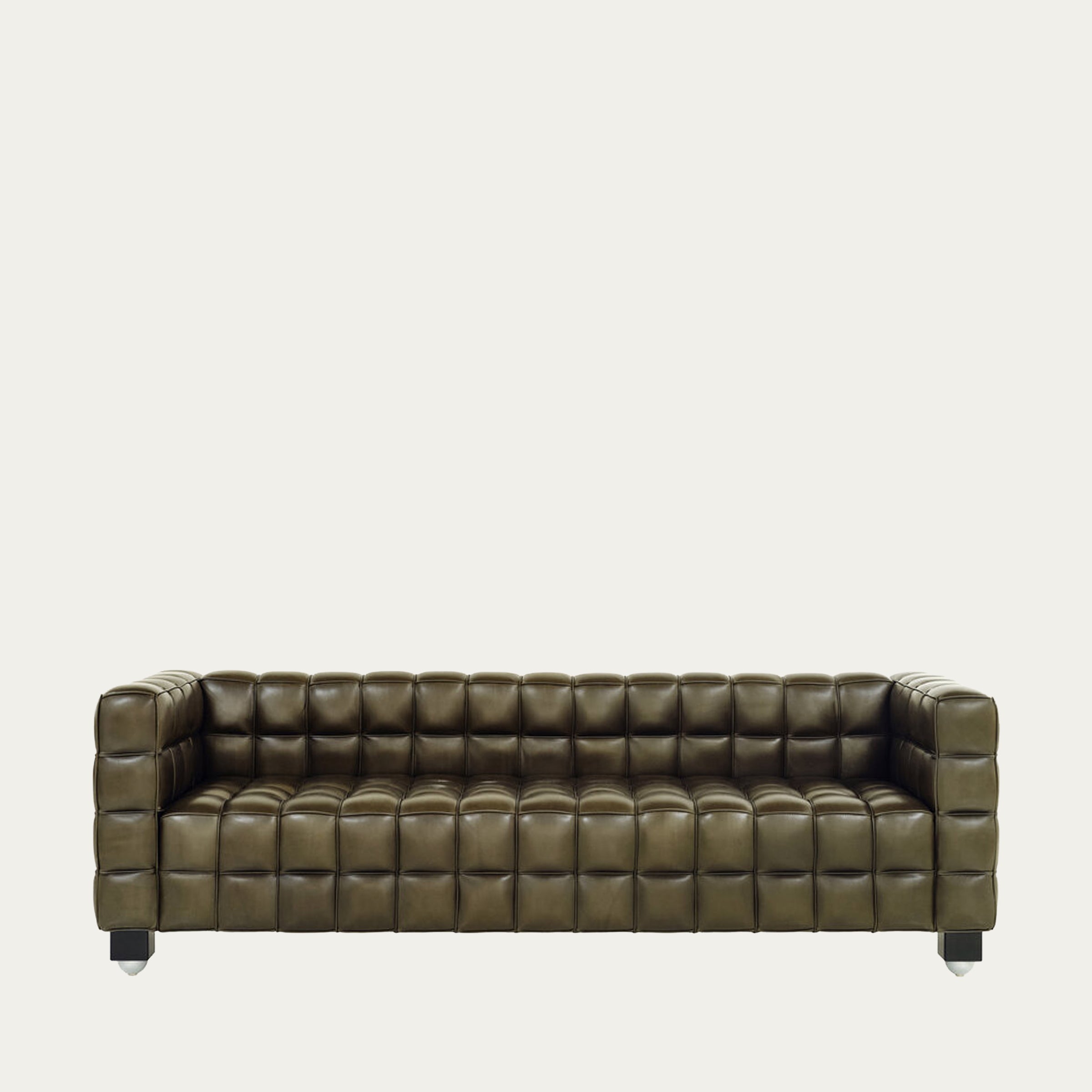 Frontansicht des olivgrünen Kubus 3-Sitzer Sofas von Josef Hoffmann – gepolstertes Ledersofa mit geometrischer Würfelstruktur