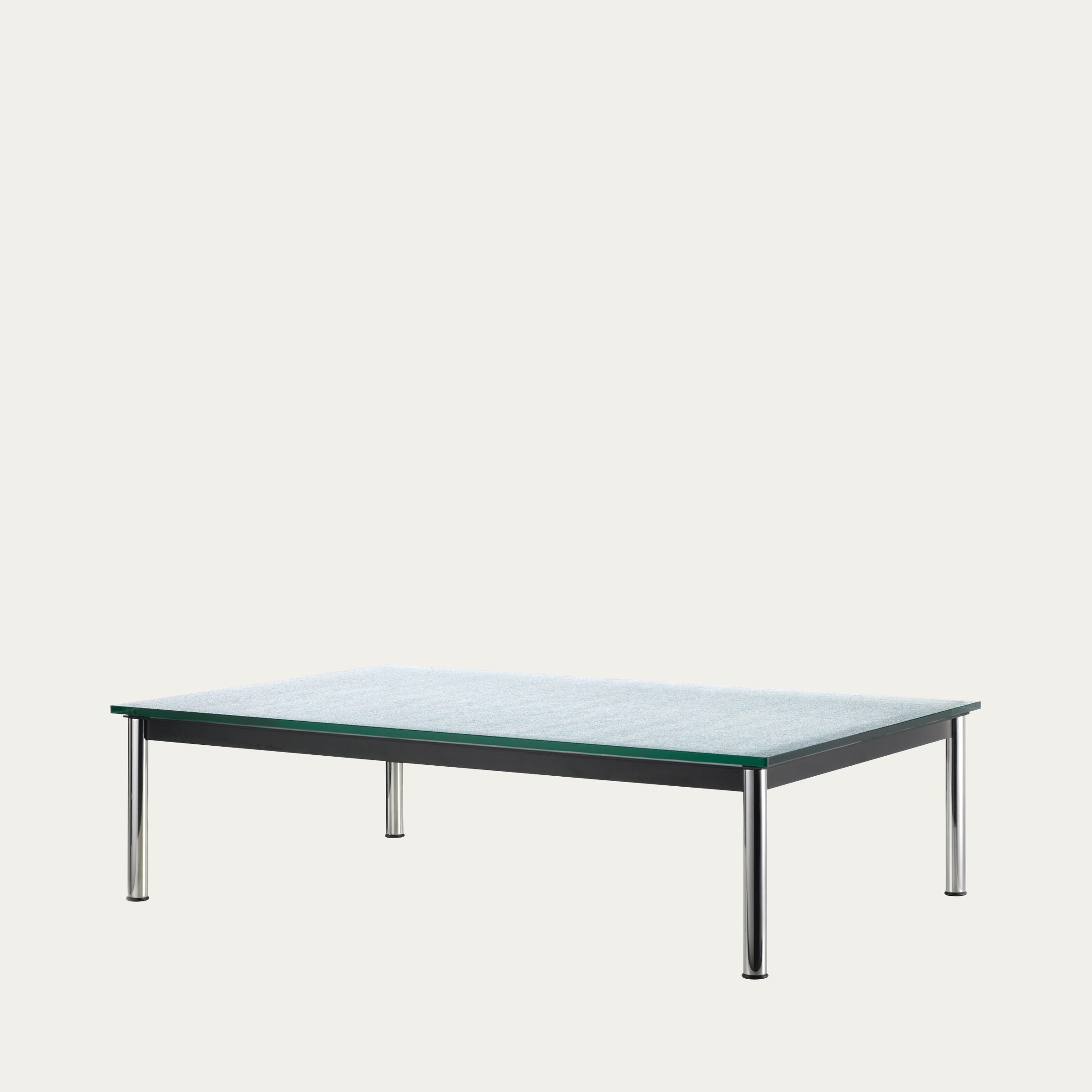 Niedriger LC10-P Couchtisch mit klarer Glasplatte und verchromten Stahlrohrbeinen, seitlich fotografiert