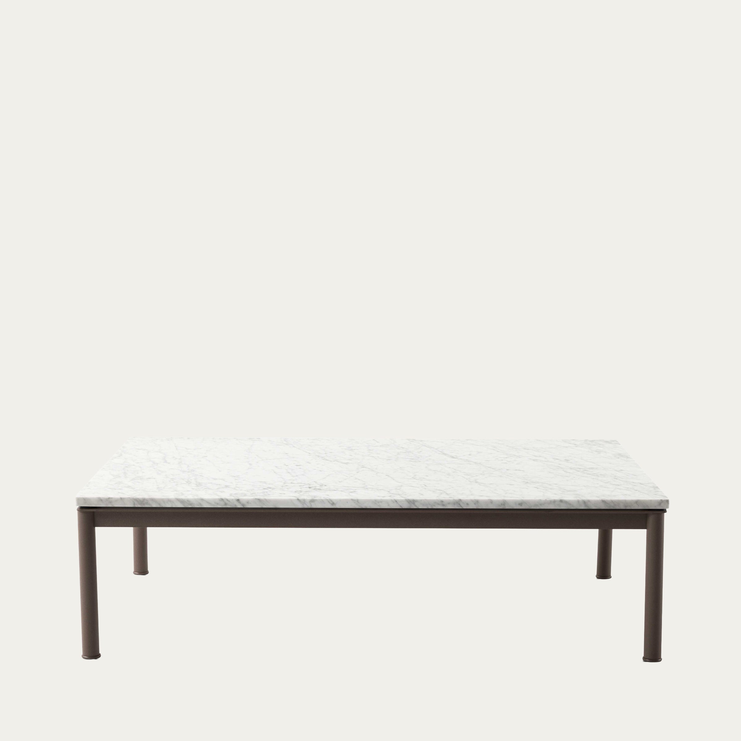 LC10-P Tisch mit weißer Marmorplatte und braunem Stahlrohrrahmen, frontal fotografiert
