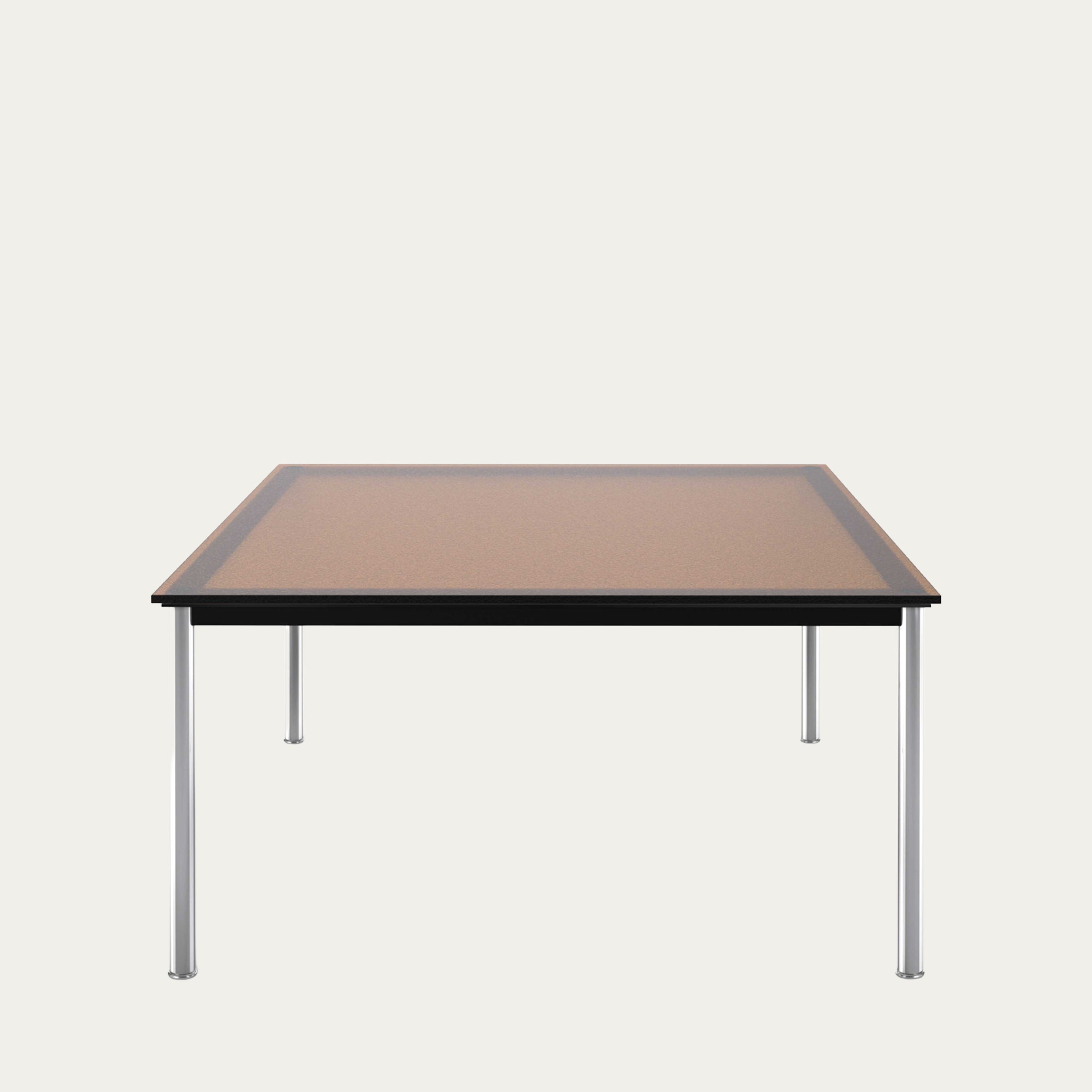LC10-P Glastisch von Le Corbusier mit klarem Glas und braunem Rahmen, frontal aufgenommen