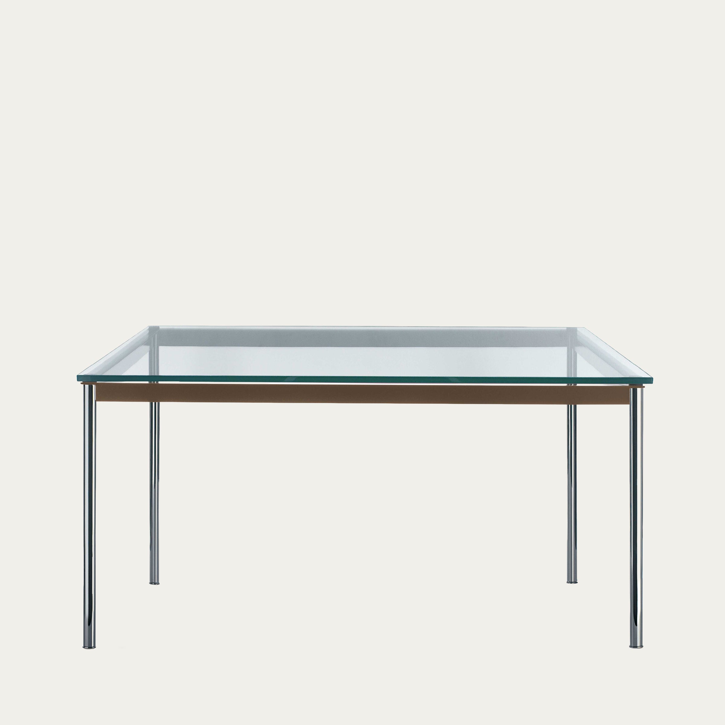 LC10-P Tisch mit Klarglasplatte, Holzunterrahmen und verchromten Stahlrohrbeinen, frontal aufgenommen